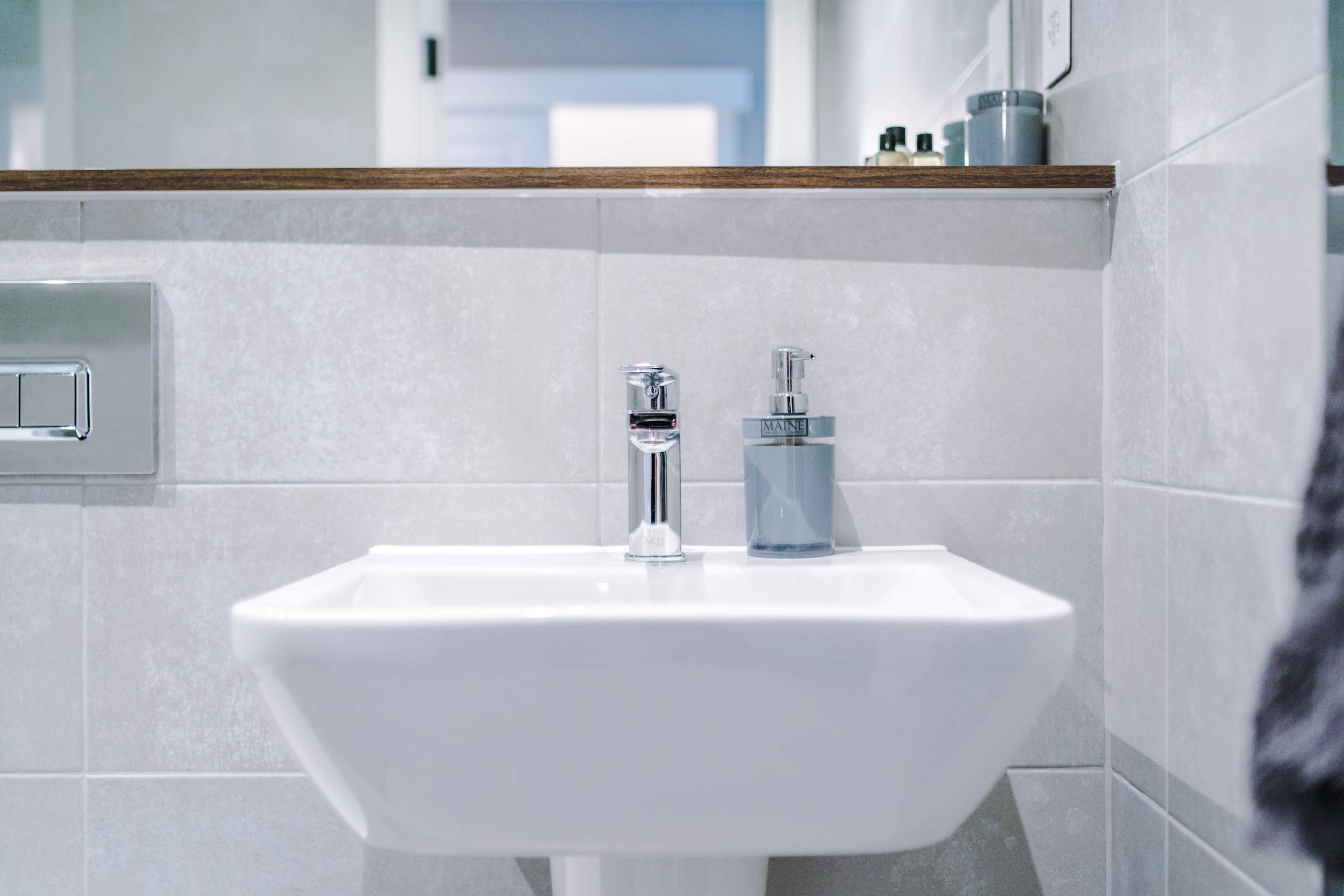 View Stylish City Centre Apartment in Whitehall Road LS12 1FG Stylish City Centre Apartment in Whitehall Road LS12 1FG - Property image 16 - VivreStays