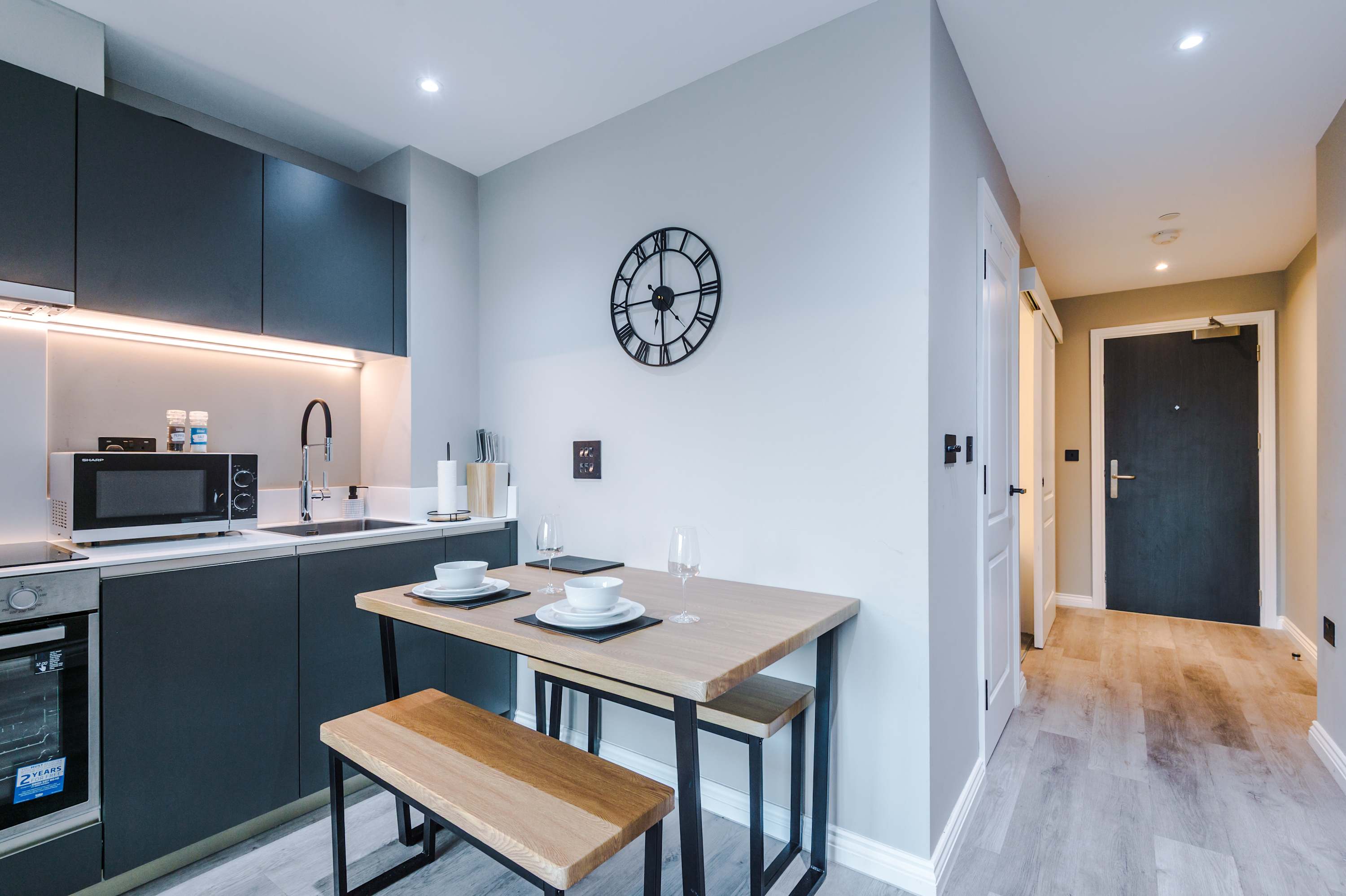 View Stylish City Centre Apartment in Whitehall Road LS12 1FG Stylish City Centre Apartment in Whitehall Road LS12 1FG - Property image 21 - VivreStays