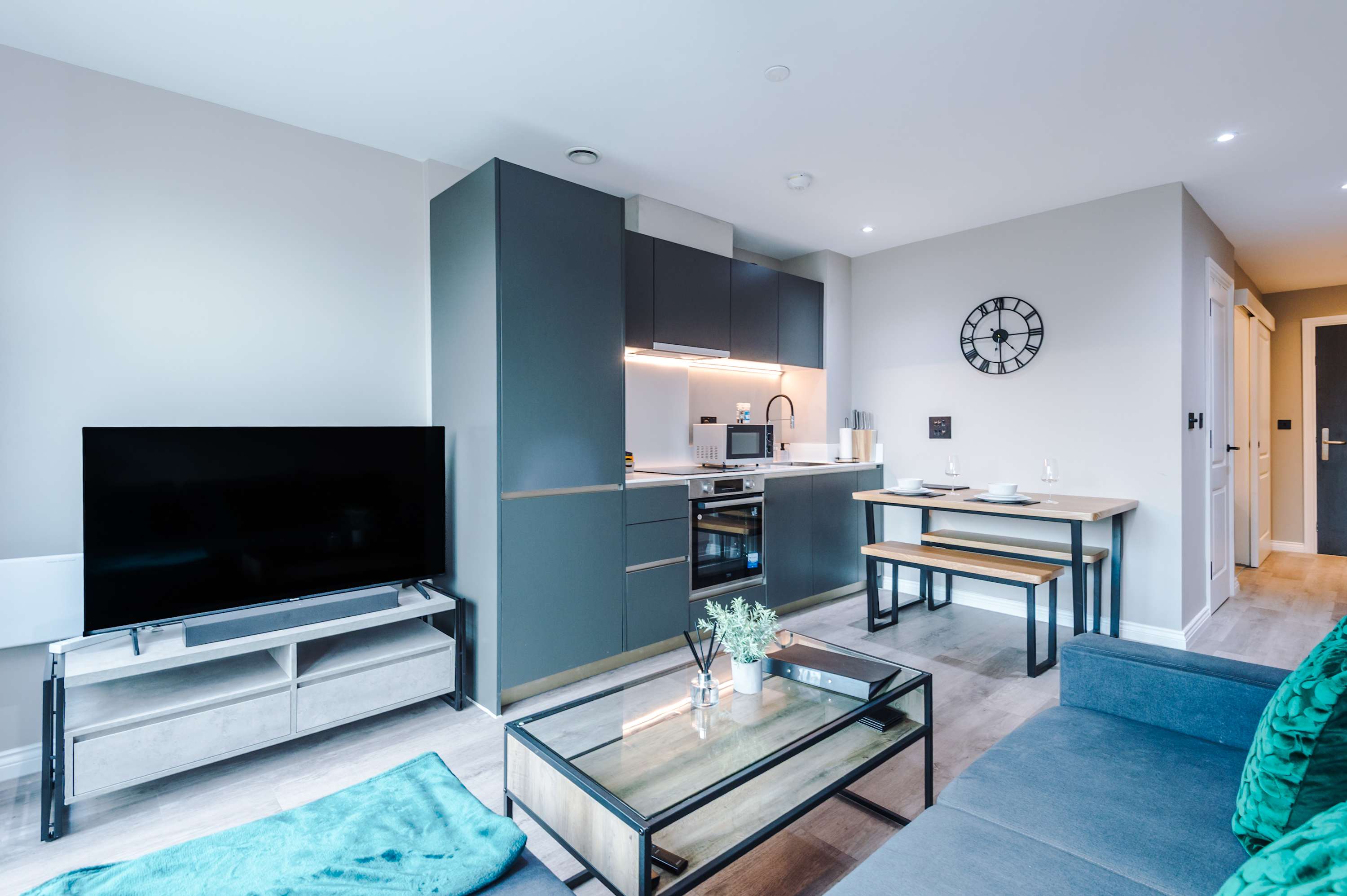 View Stylish City Centre Apartment in Whitehall Road LS12 1FG Stylish City Centre Apartment in Whitehall Road LS12 1FG - Property image 23 - VivreStays