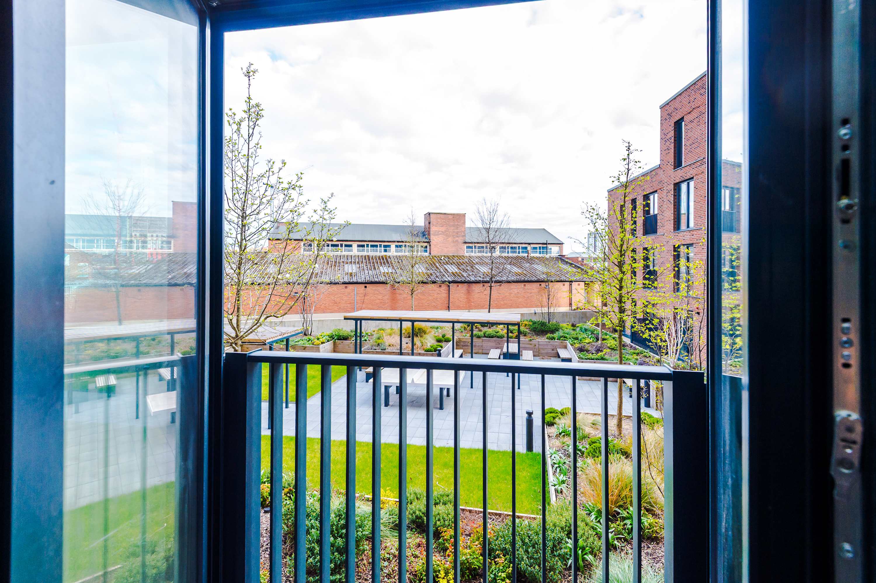 View Stylish City Centre Apartment in Whitehall Road LS12 1FG Stylish City Centre Apartment in Whitehall Road LS12 1FG - Property image 39 - VivreStays