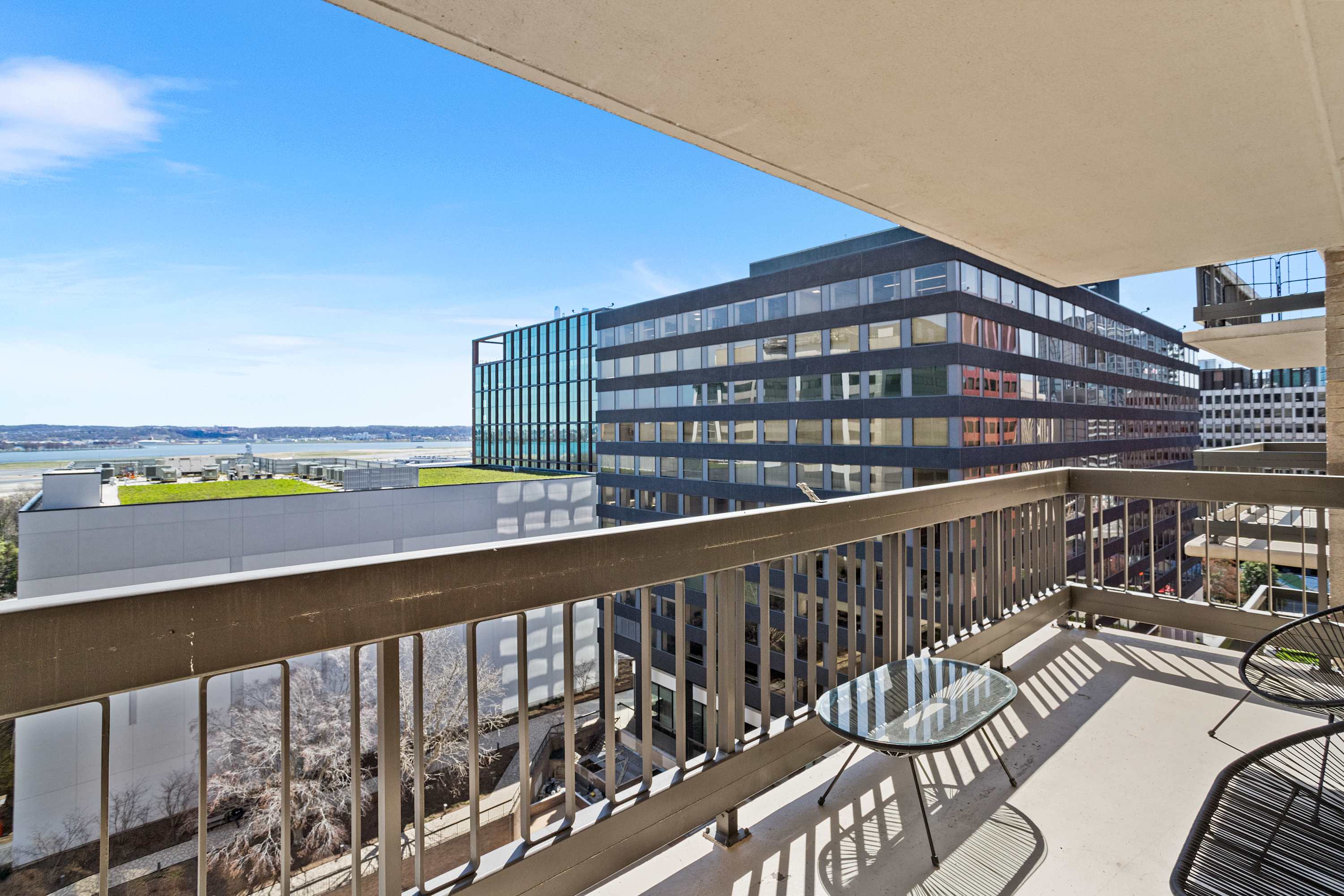 Arlington Apartment: Near Metro & Gym