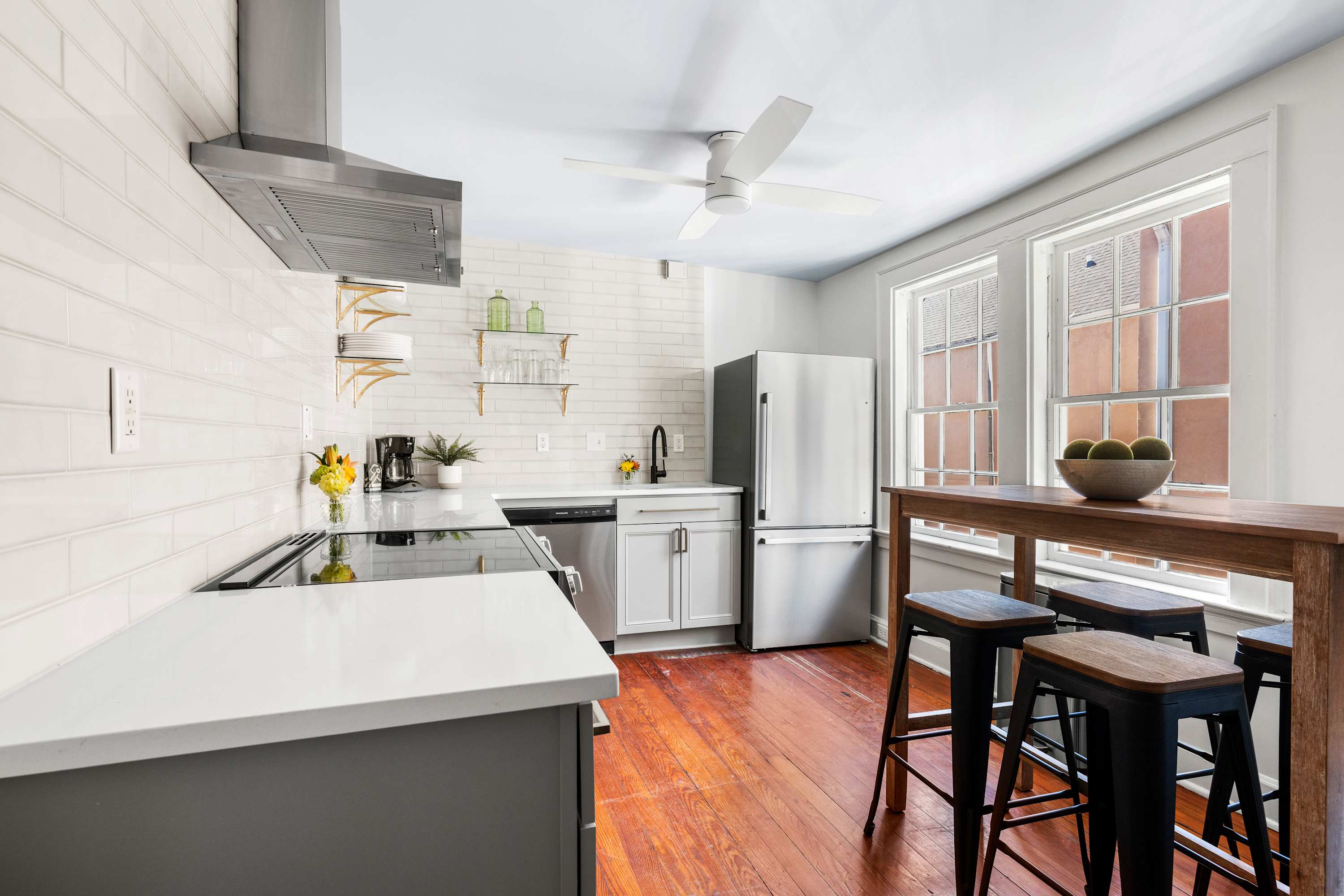 Fully Stocked Kitchen plus dining for  4!