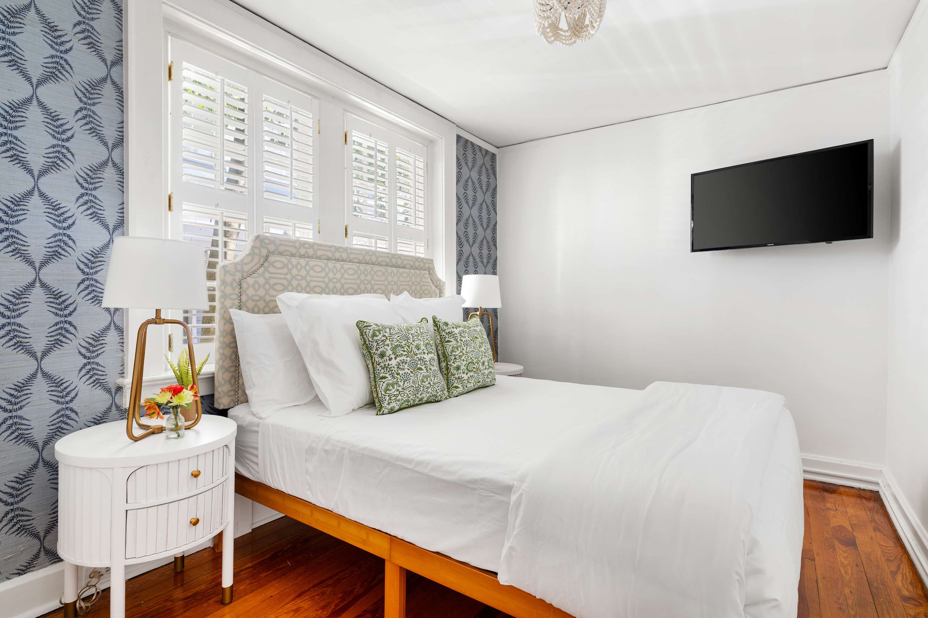 Bedroom #2: Queen Bed + TV 