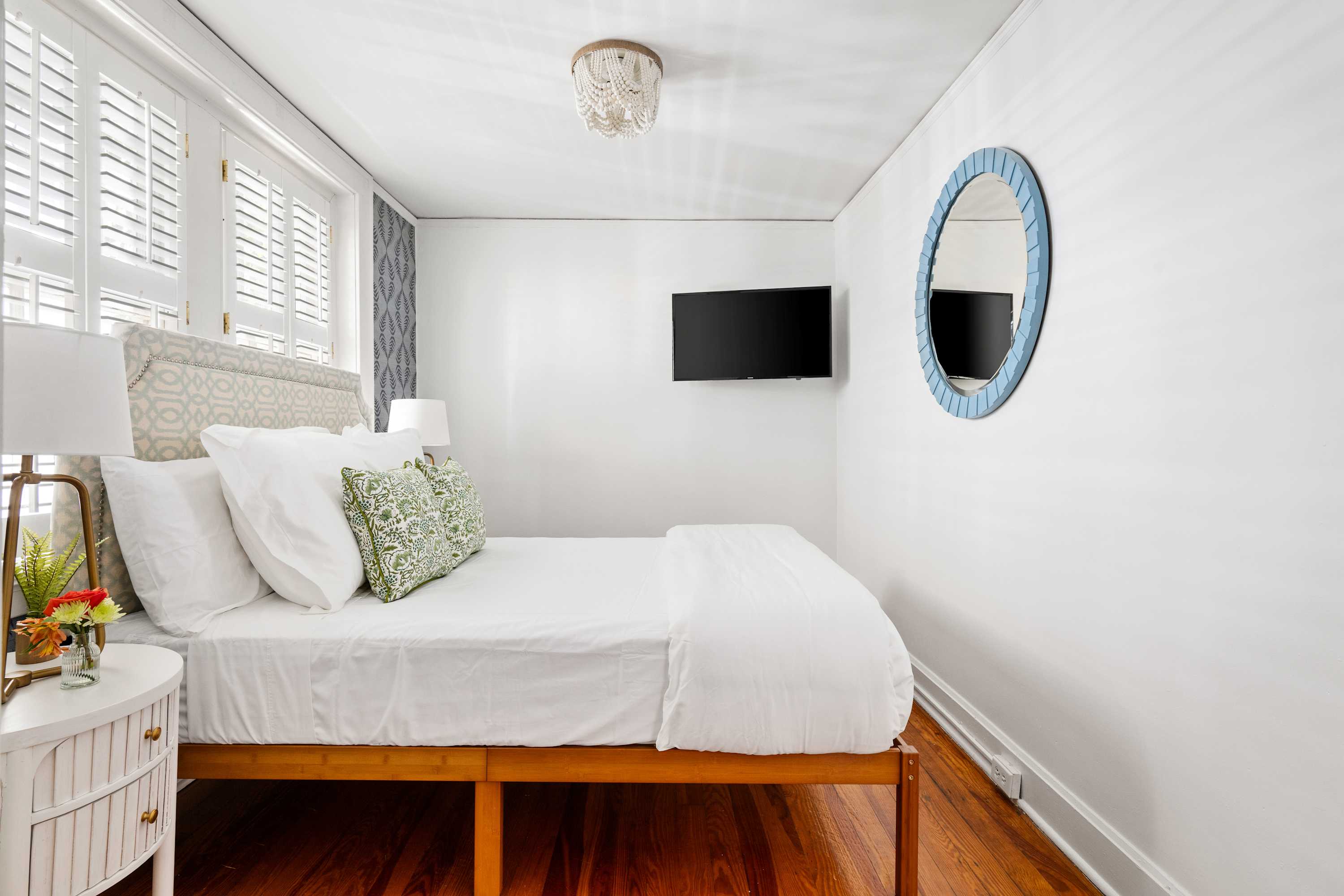 Bedroom #2: Queen Bed + TV 