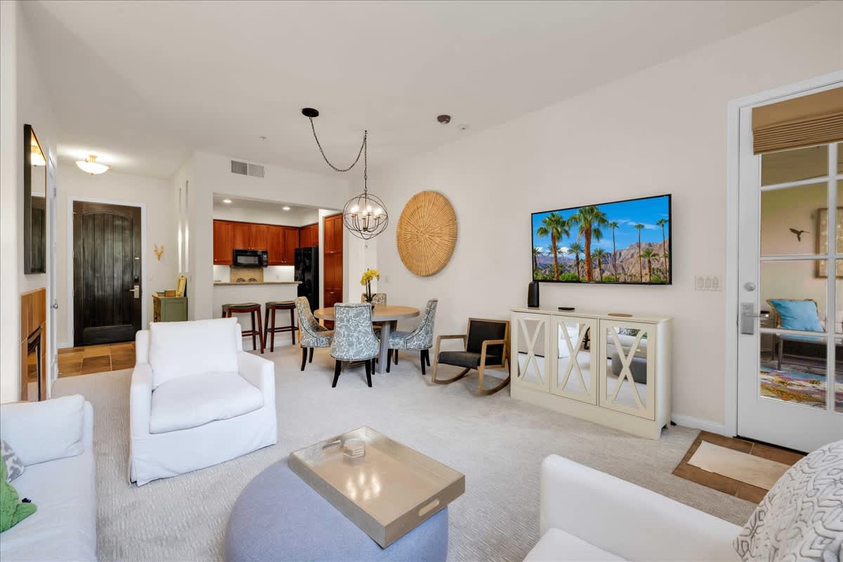 Charming Ground Floor Legacy 2BR Villa - Photo 4