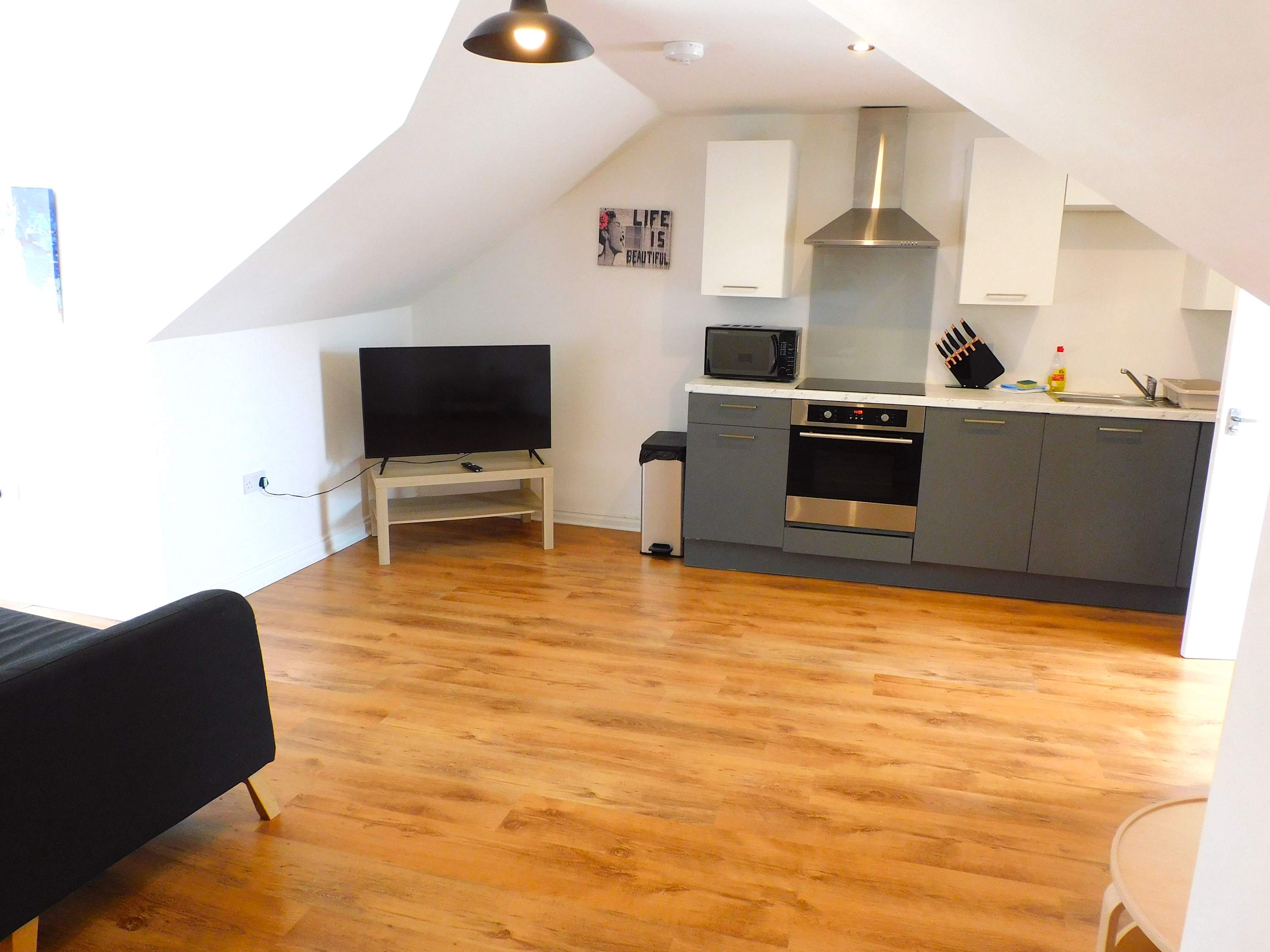 No 7 - Modern 1 Bedroom Apartment in Lanark Town Centre