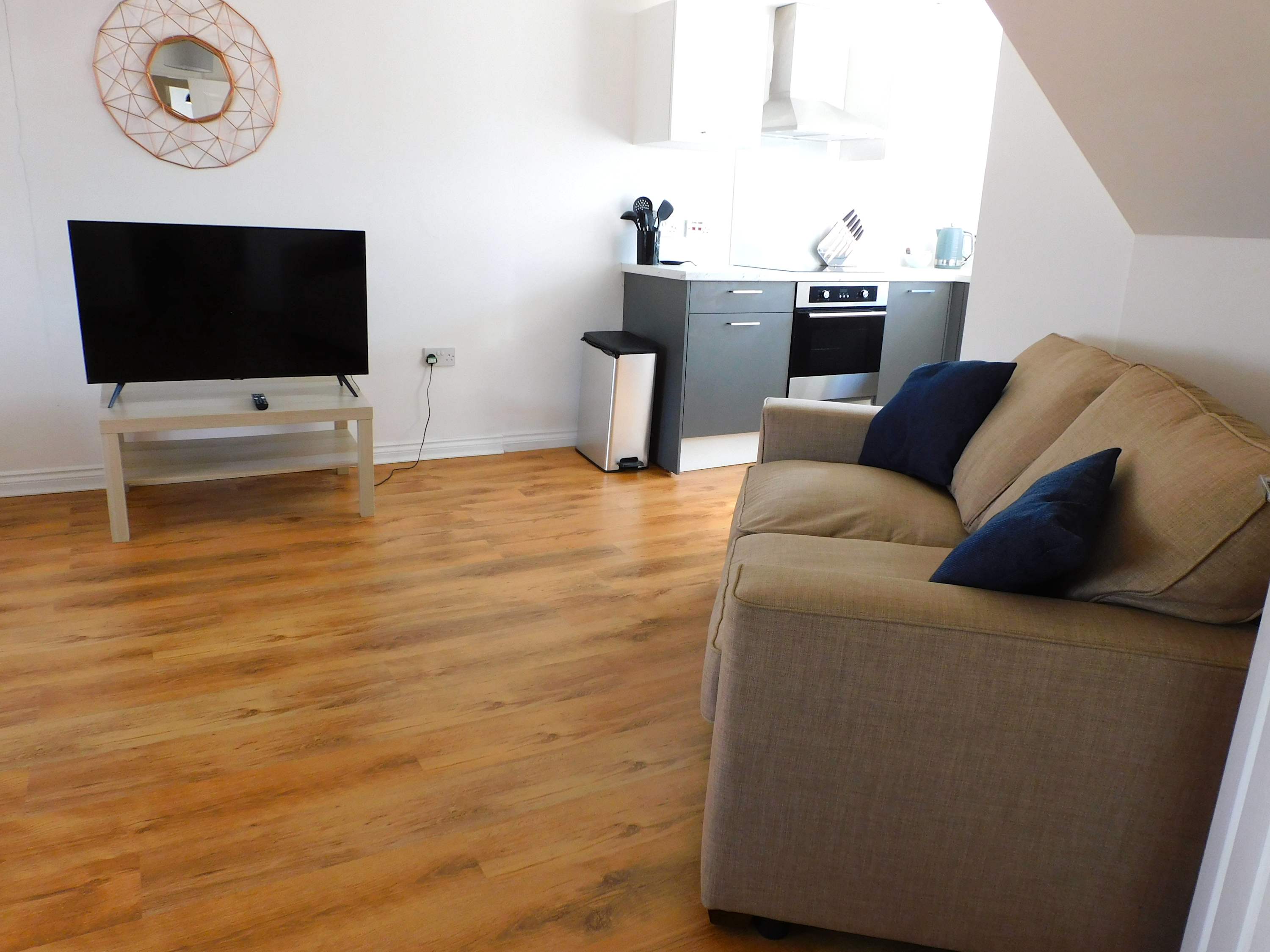 No 11 - Contemporary 2 Bedroom Apartment in Lanark Town Centre