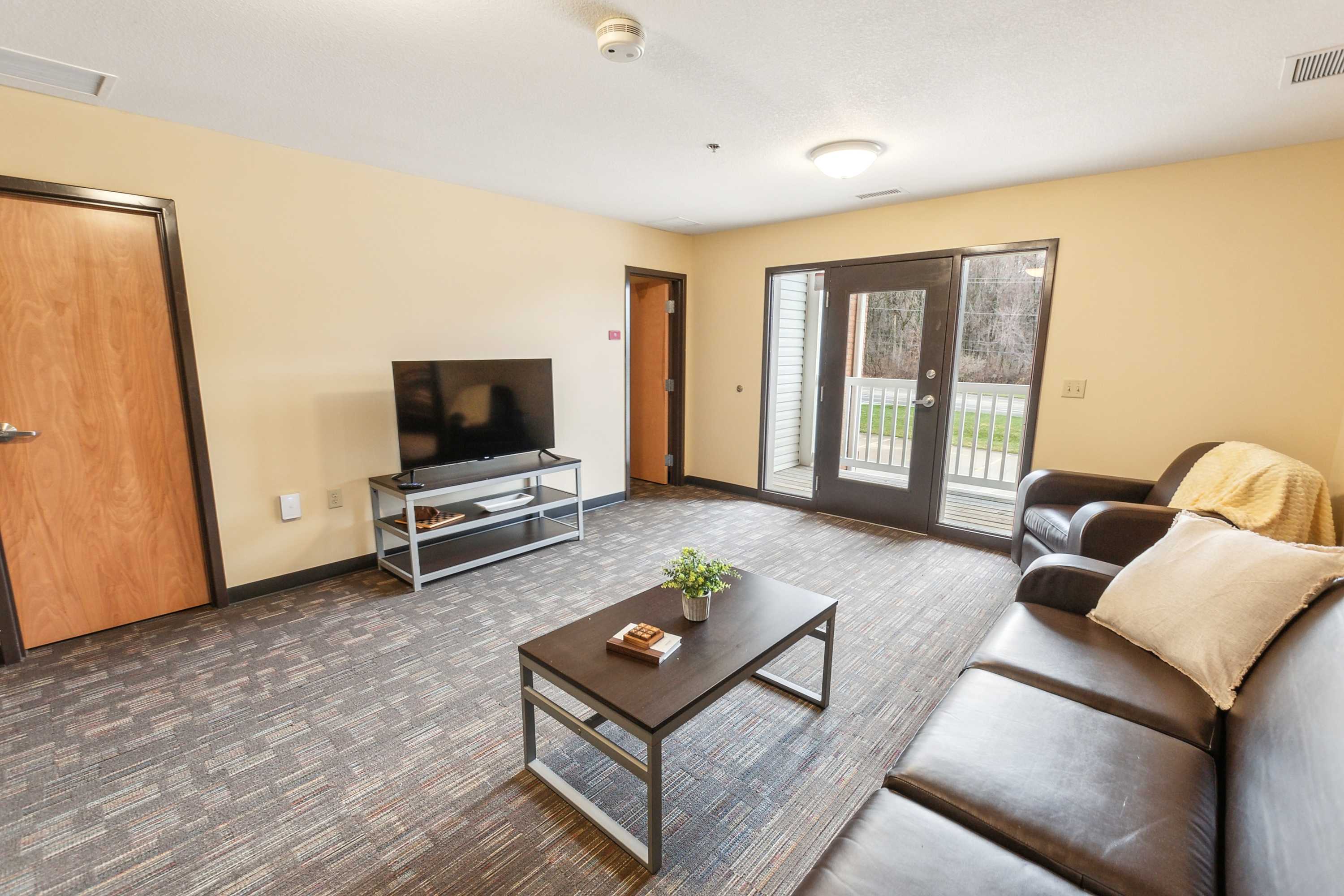 Spacious Apartment With Ensuite And Private Balcony - Stylish Retreat - Mansfield, OH