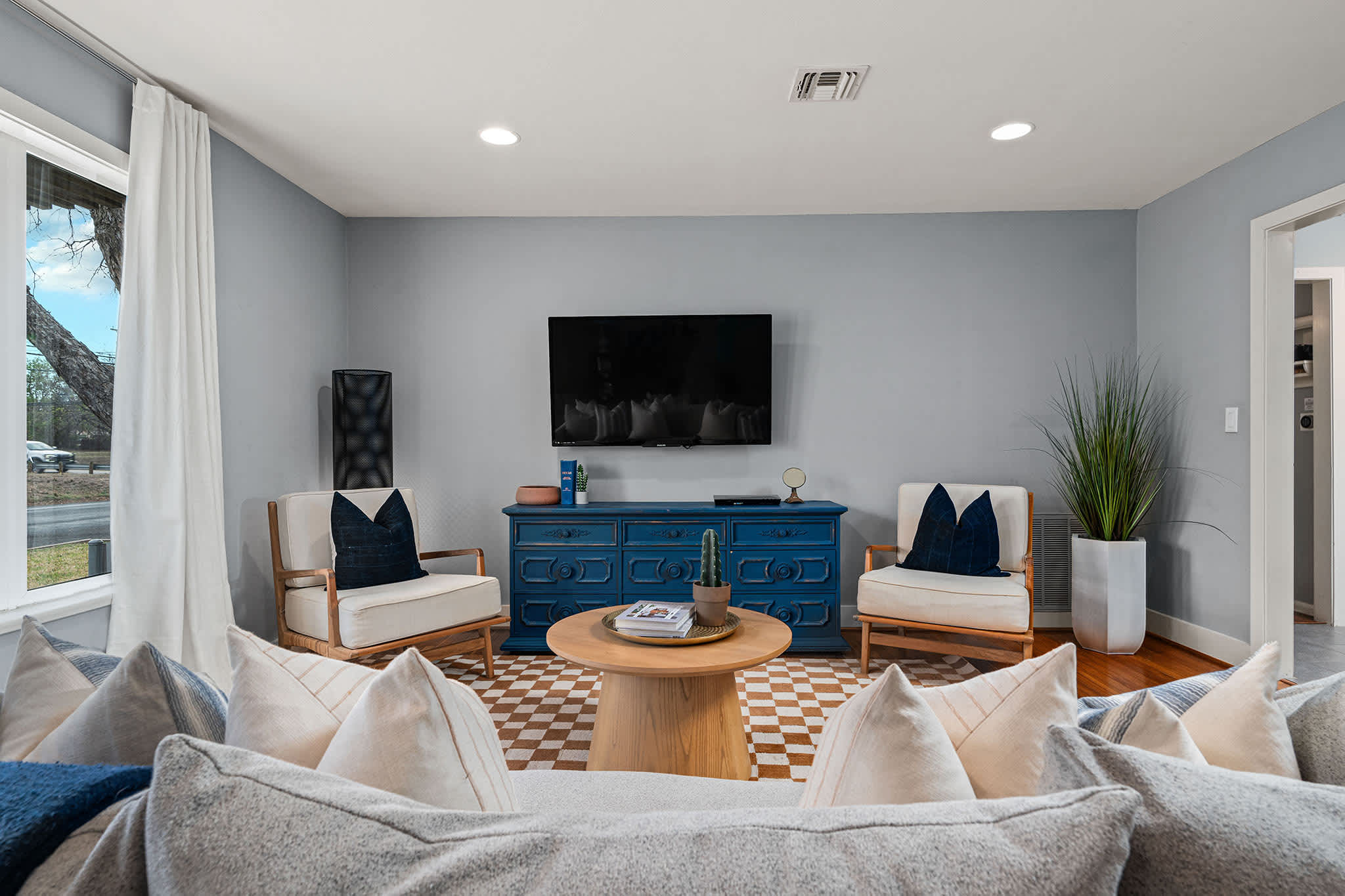 Canary Haus, Walk to Main, Pet friendly, Firepit! — Fredericksburg, TX — vacation rental