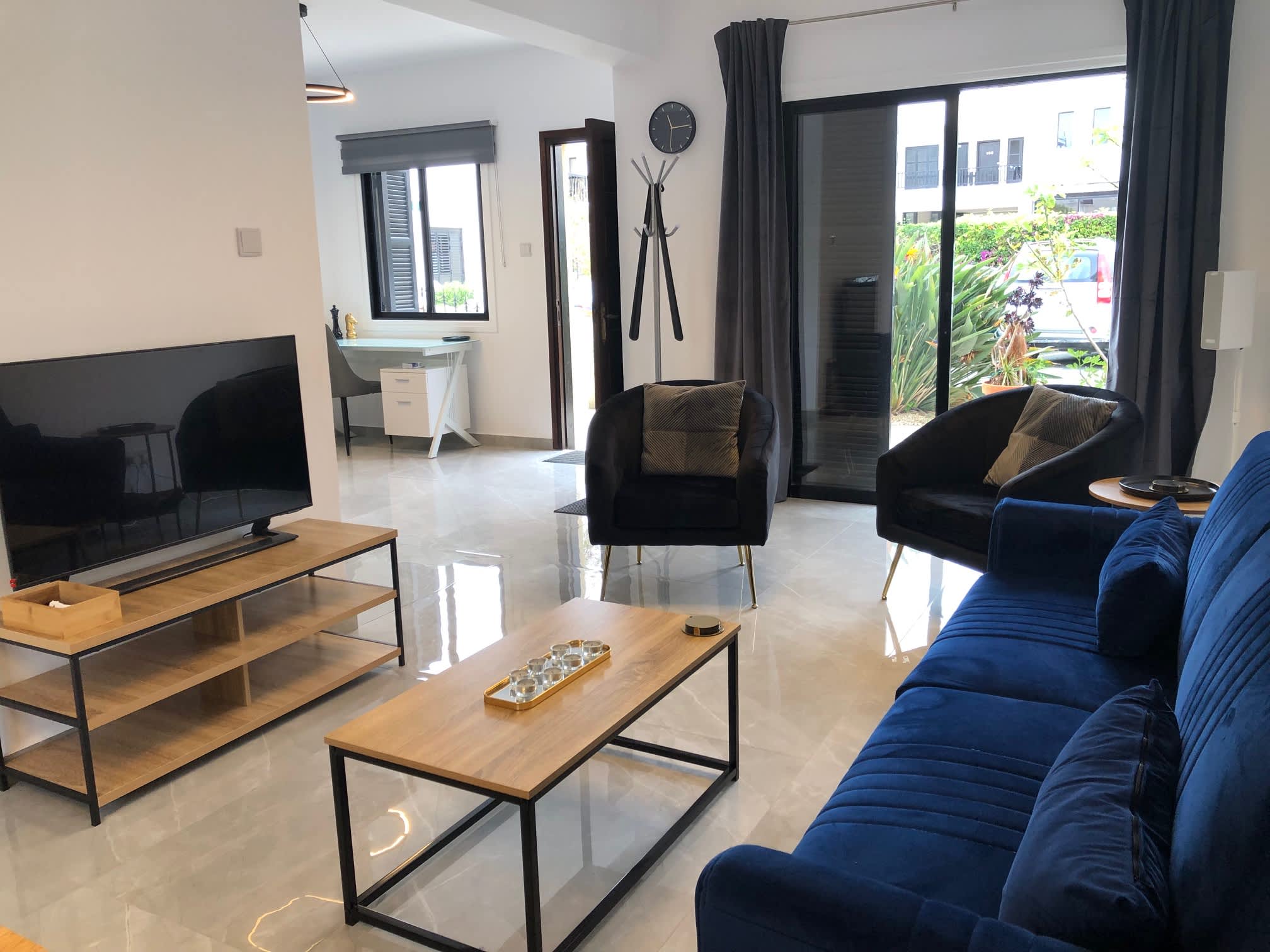 Luxurious 3-Bed Villa, Modern Decor, communal Pool