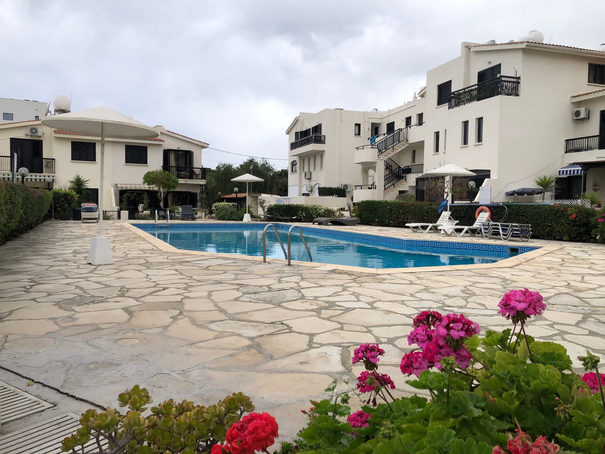 Luxurious 3-Bed Villa, Modern Decor, communal Pool