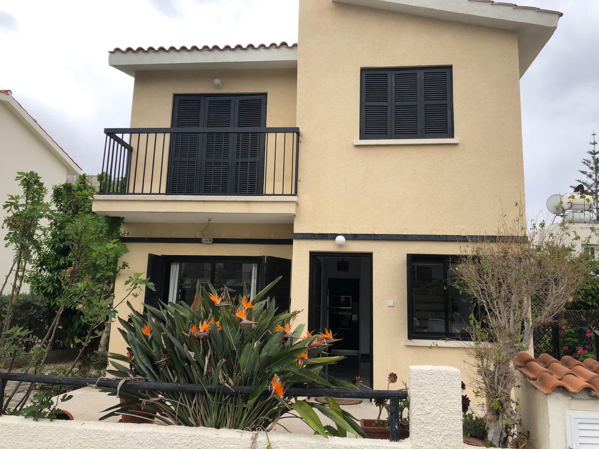 Luxurious 3-Bed Villa, Modern Decor, communal Pool