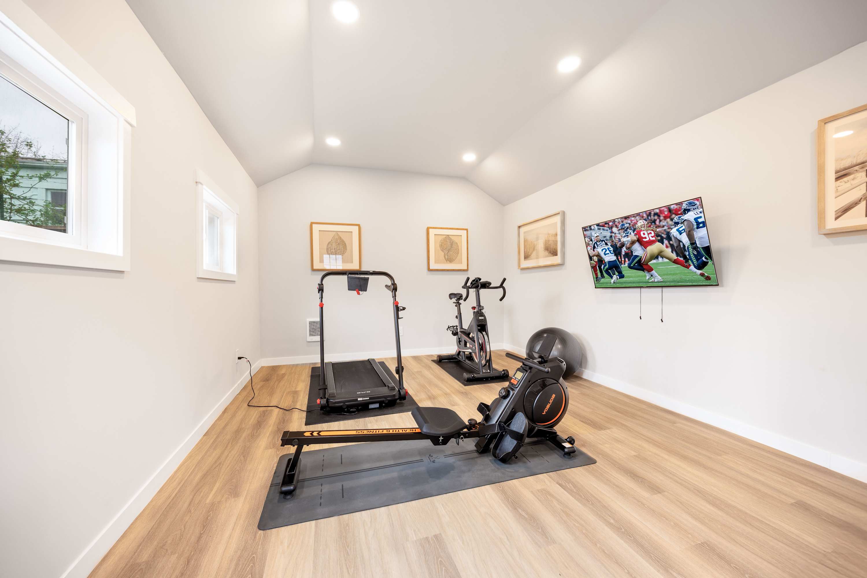 Pet Friendly 1BR Basement w, Gym, Near UW &Hospital
