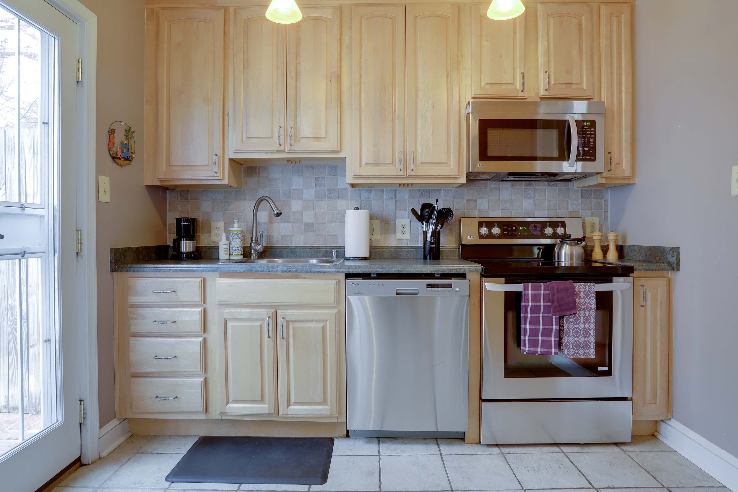 Sojourn Only 8 Blocks to Capitol with Private Patios 2