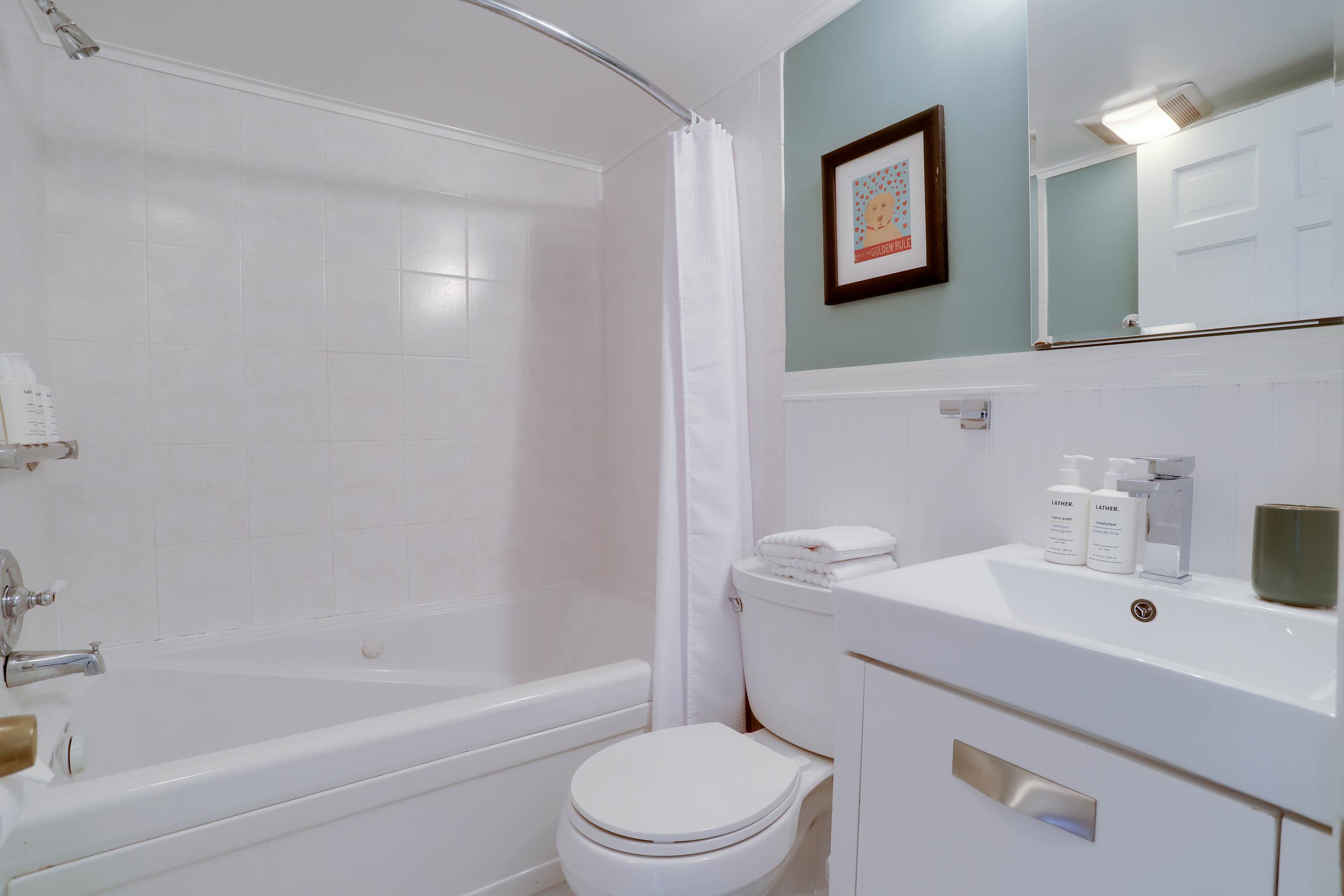 Sojourn Only 8 Blocks to Capitol with Private Patios 6