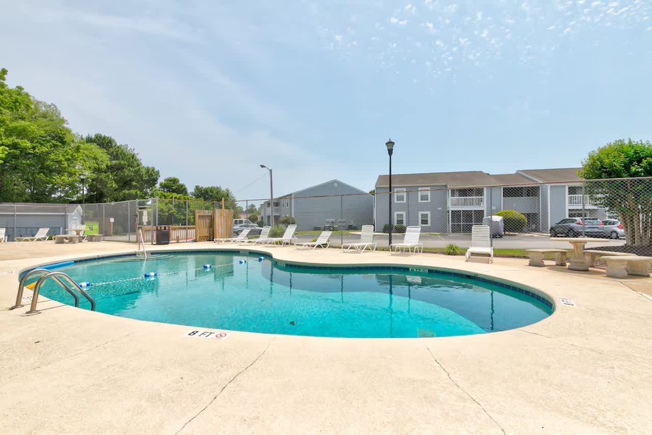 5 Min to Beach and Golf w Pool
