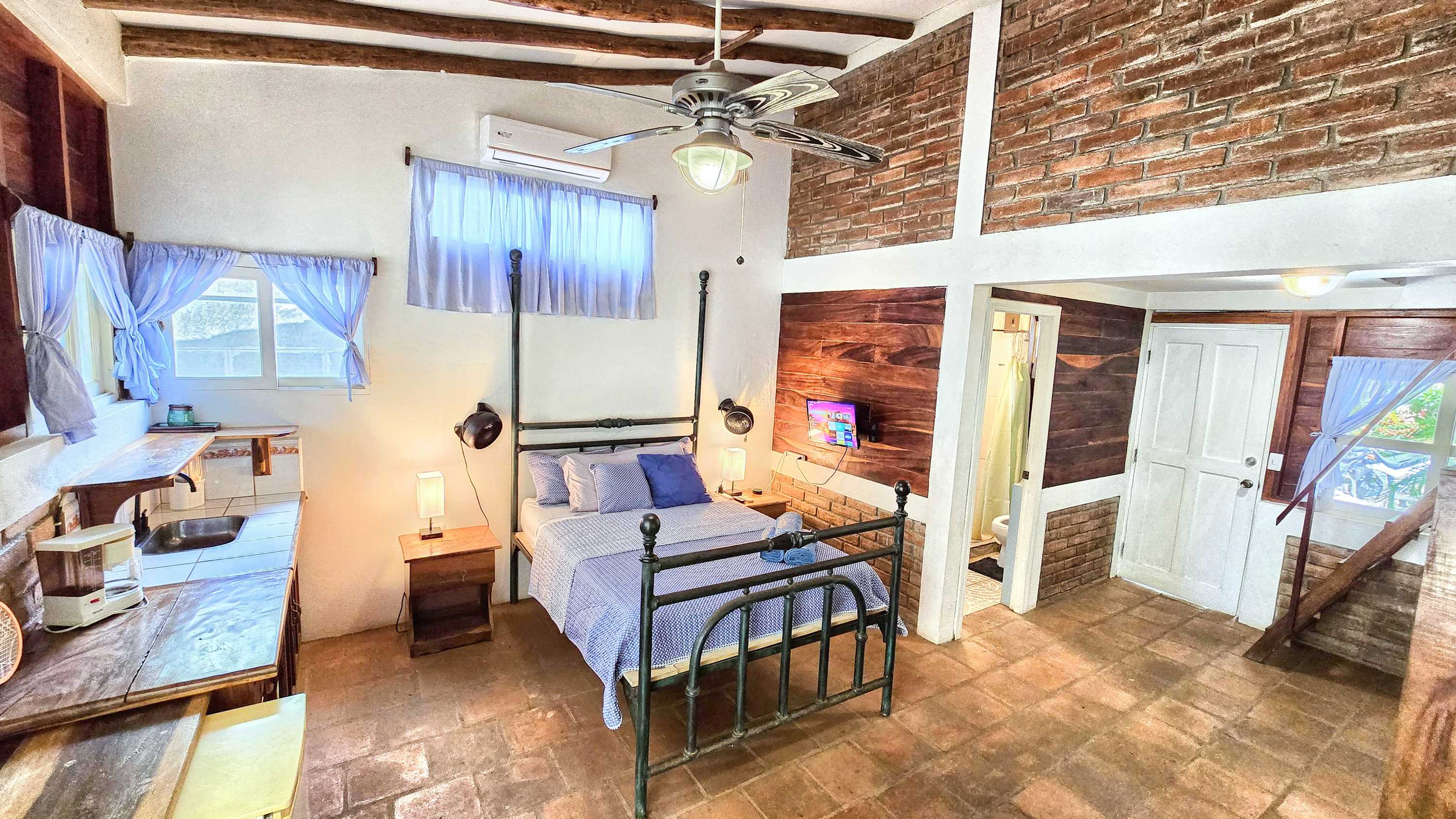 2 Beachfront casitas for 8 w Pool & AC, Wifi