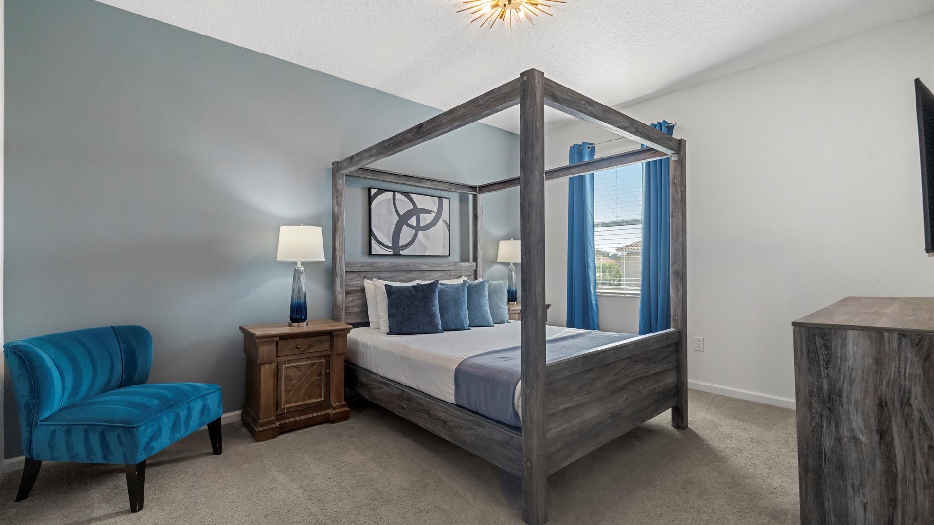 Modern Four-Poster Bed with Ensuite Bathroom