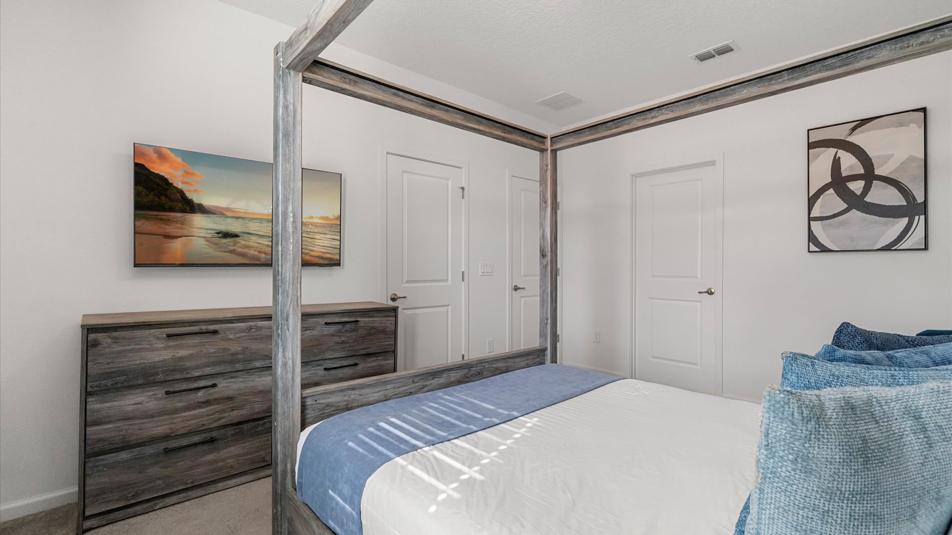 Modern Four-Poster Bed with Ensuite Bathroom