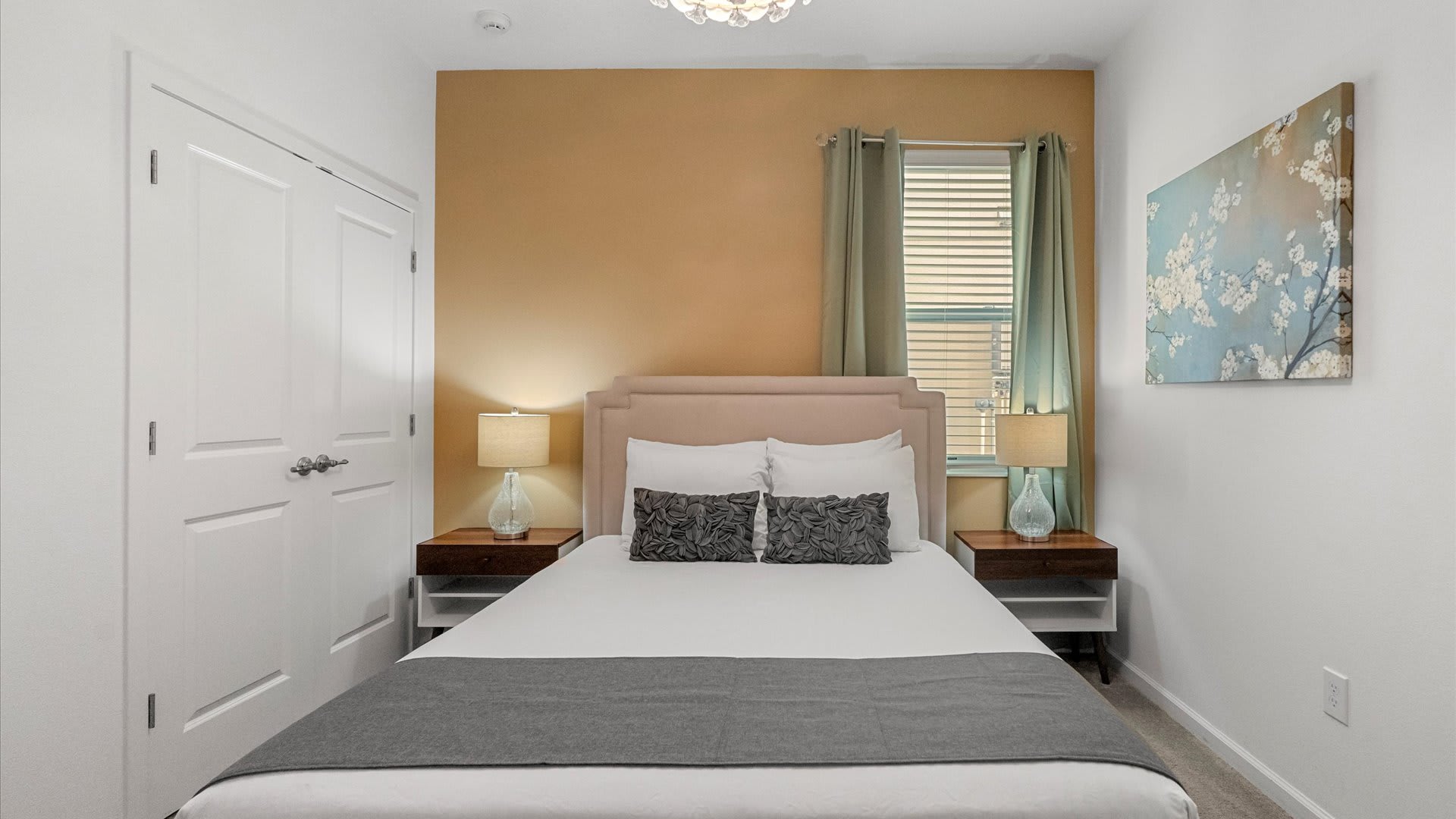 Vibrant bedroom with en-suite bathroom 