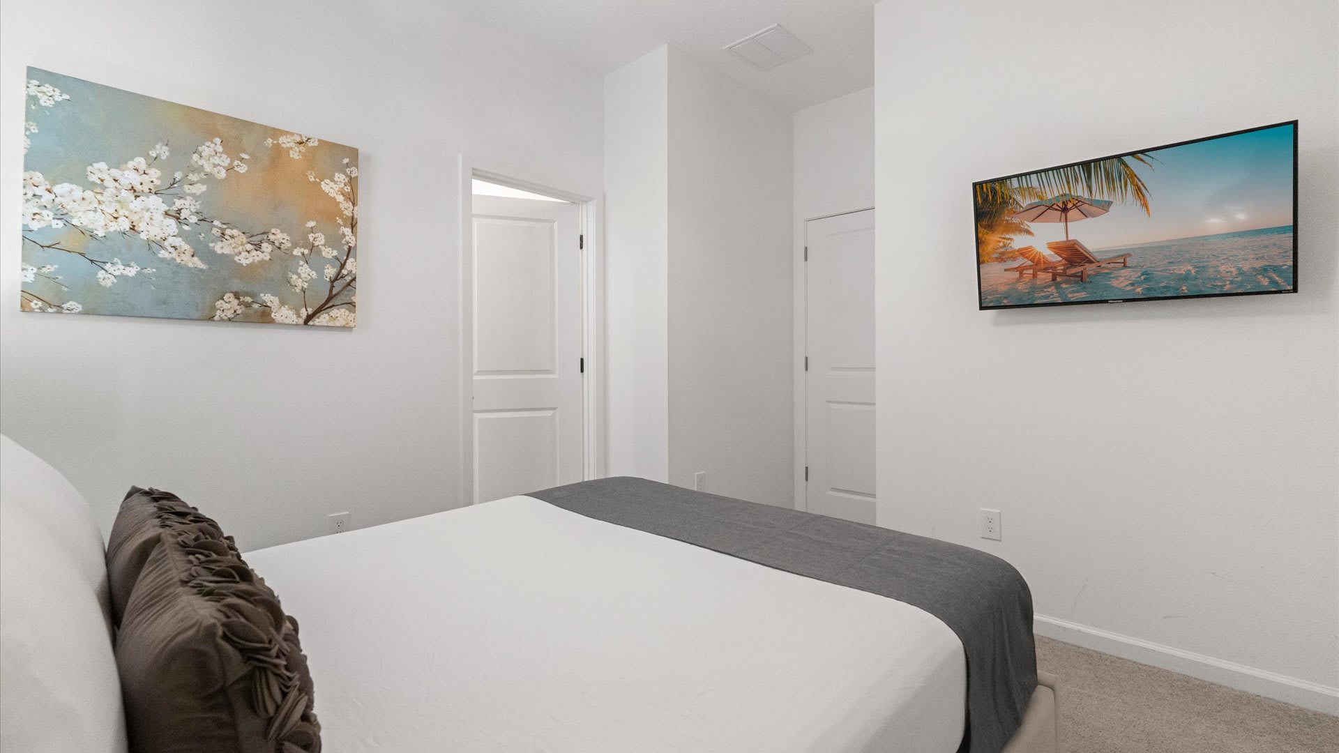 Vibrant bedroom with en-suite bathroom 