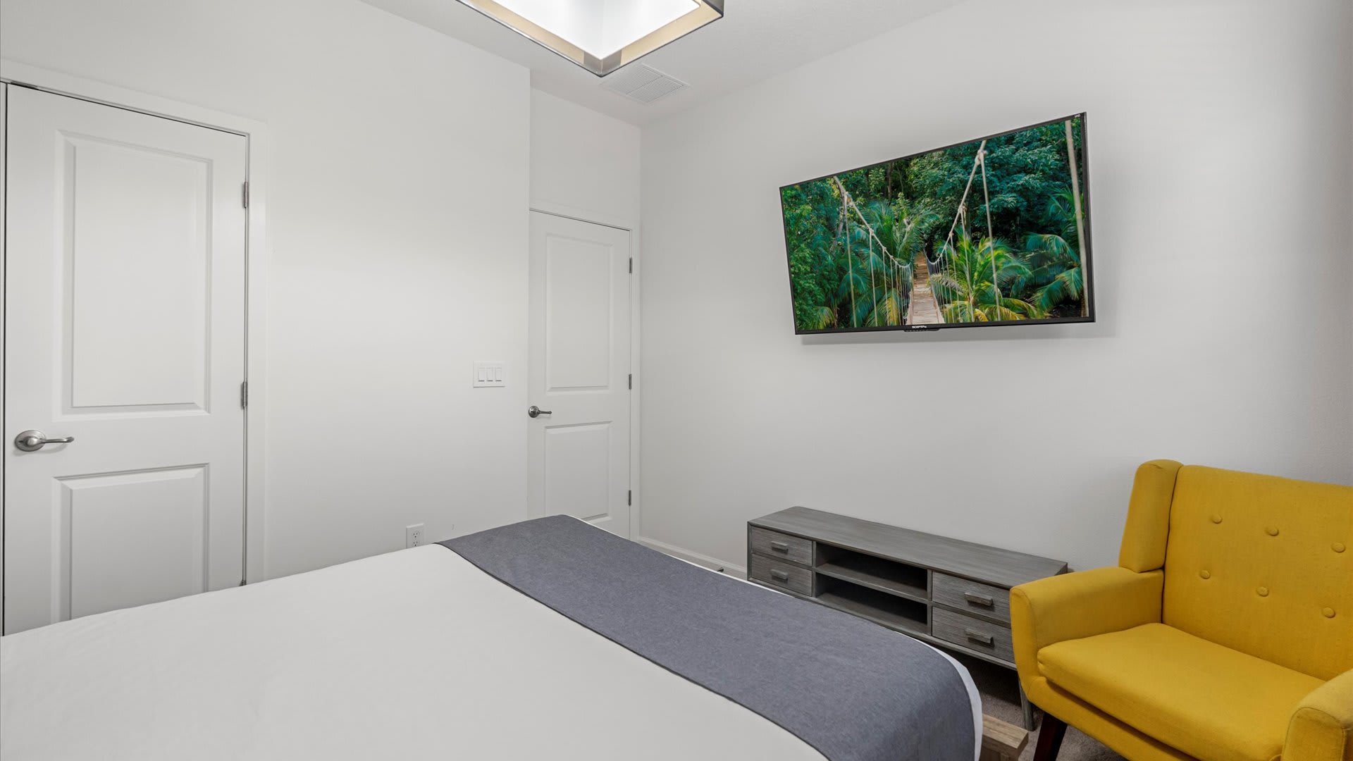 Bright Queen Suite With Comfortable Bed, Stunning Views, And Stylish Accents