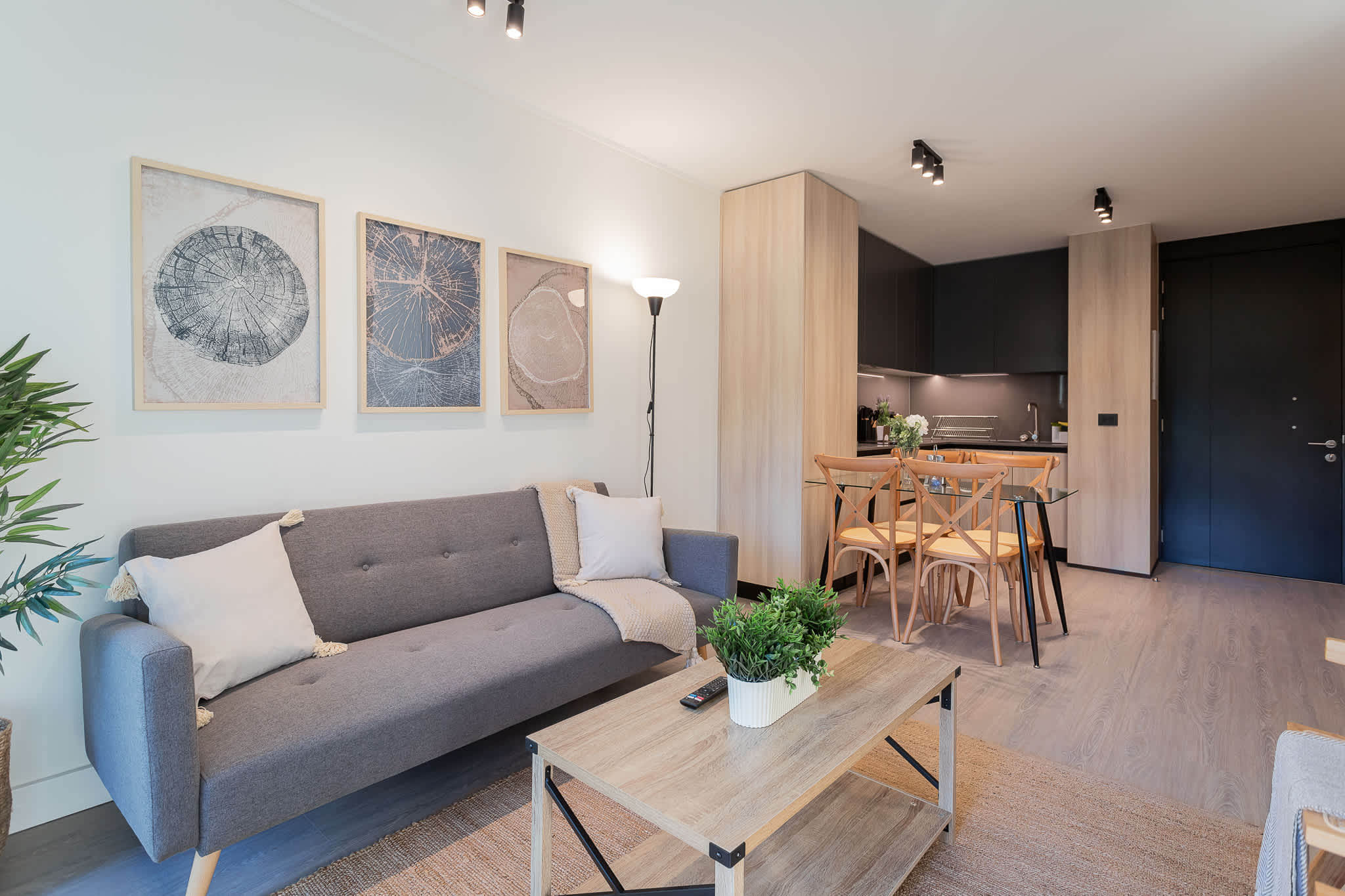 Stylish living area with modern decor, perfect for relaxation and entertaining. Enjoy a cozy atmosphere with a touch of elegance!