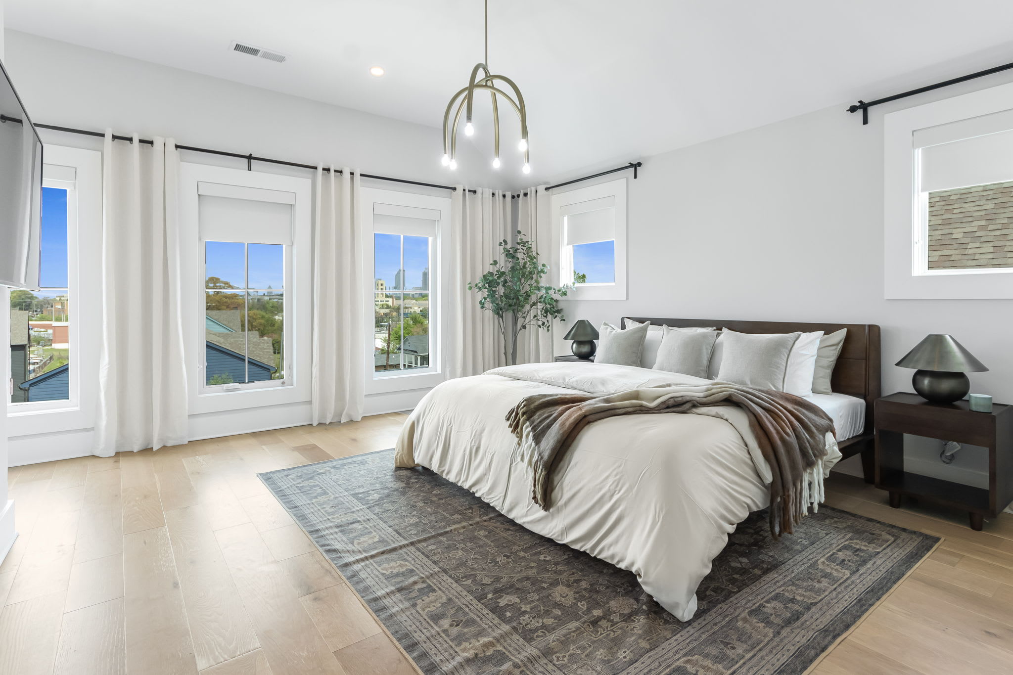 The Blackstone Manor - 4BR Home with Skyline View