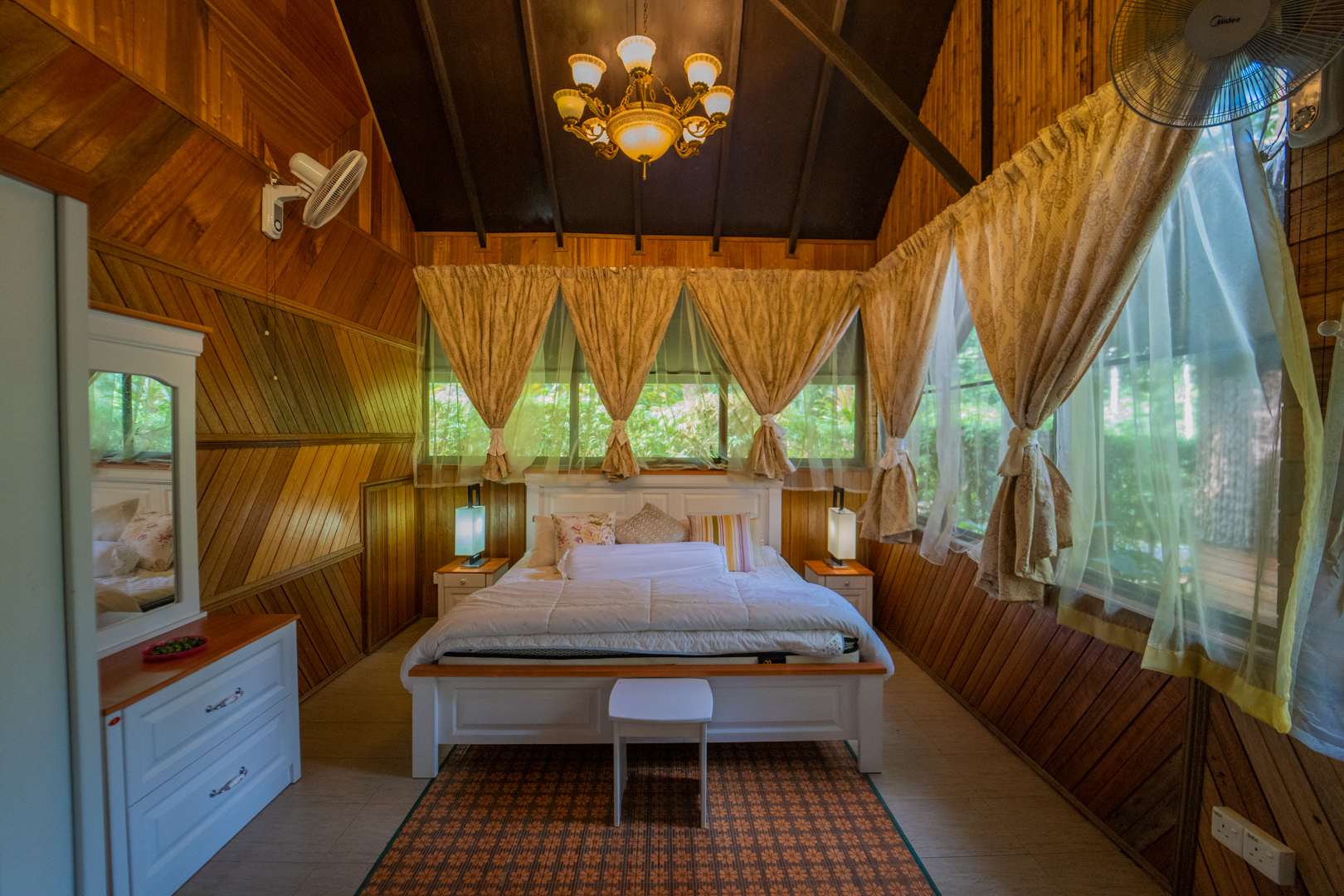 Escape to Nature Cozy Terrace Room by the River — Ulu Dong, Pahang — vacation rental