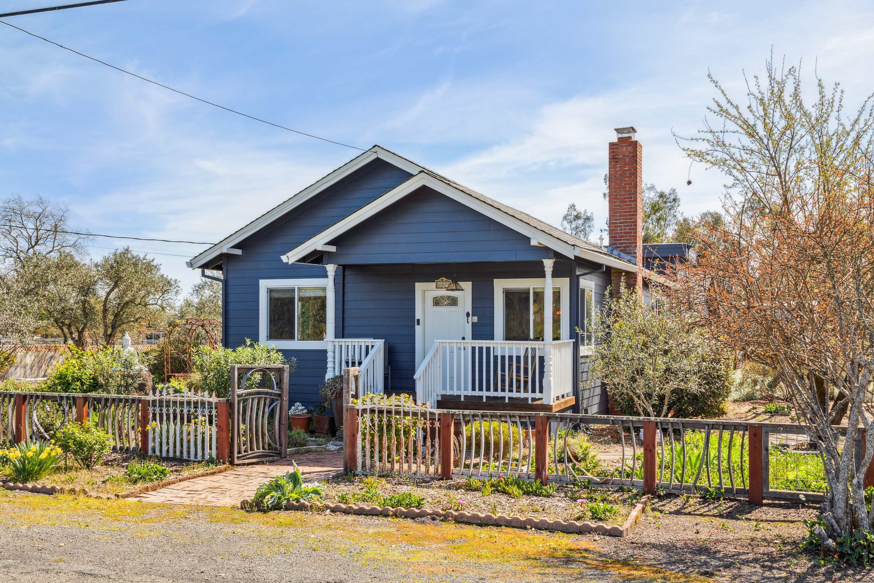 Authentic Sonoma Experience - Home and Lush Gardens