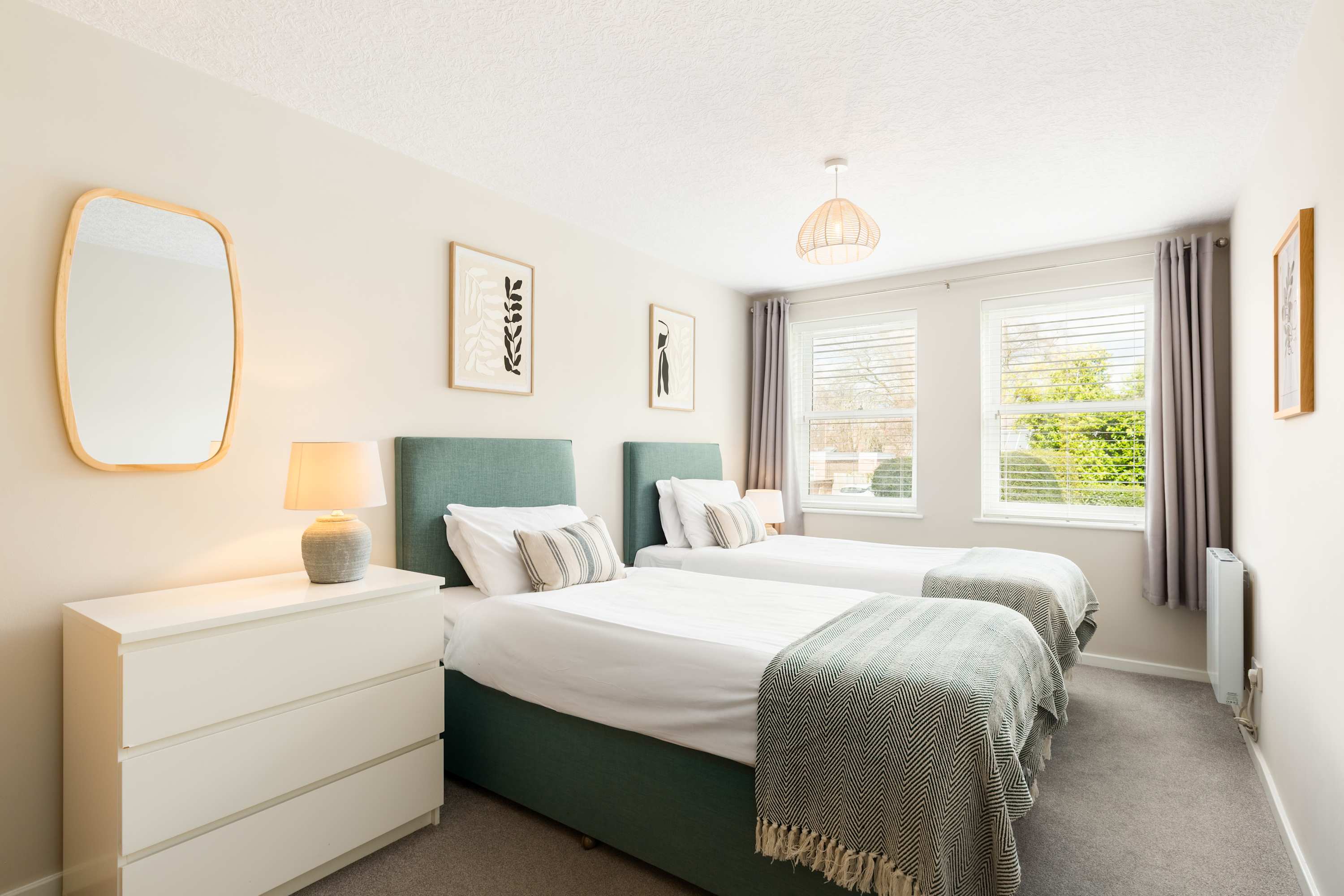 Stylish 2 Bedroom Apartment Close to Royal Leamington Spa Centre with WiFi, Free Parking and Fully Equipped Kitchen in Chestnut Court, 4 Guys Cliffe Avenue CV32 6LY - Property image 4 - VivreStays