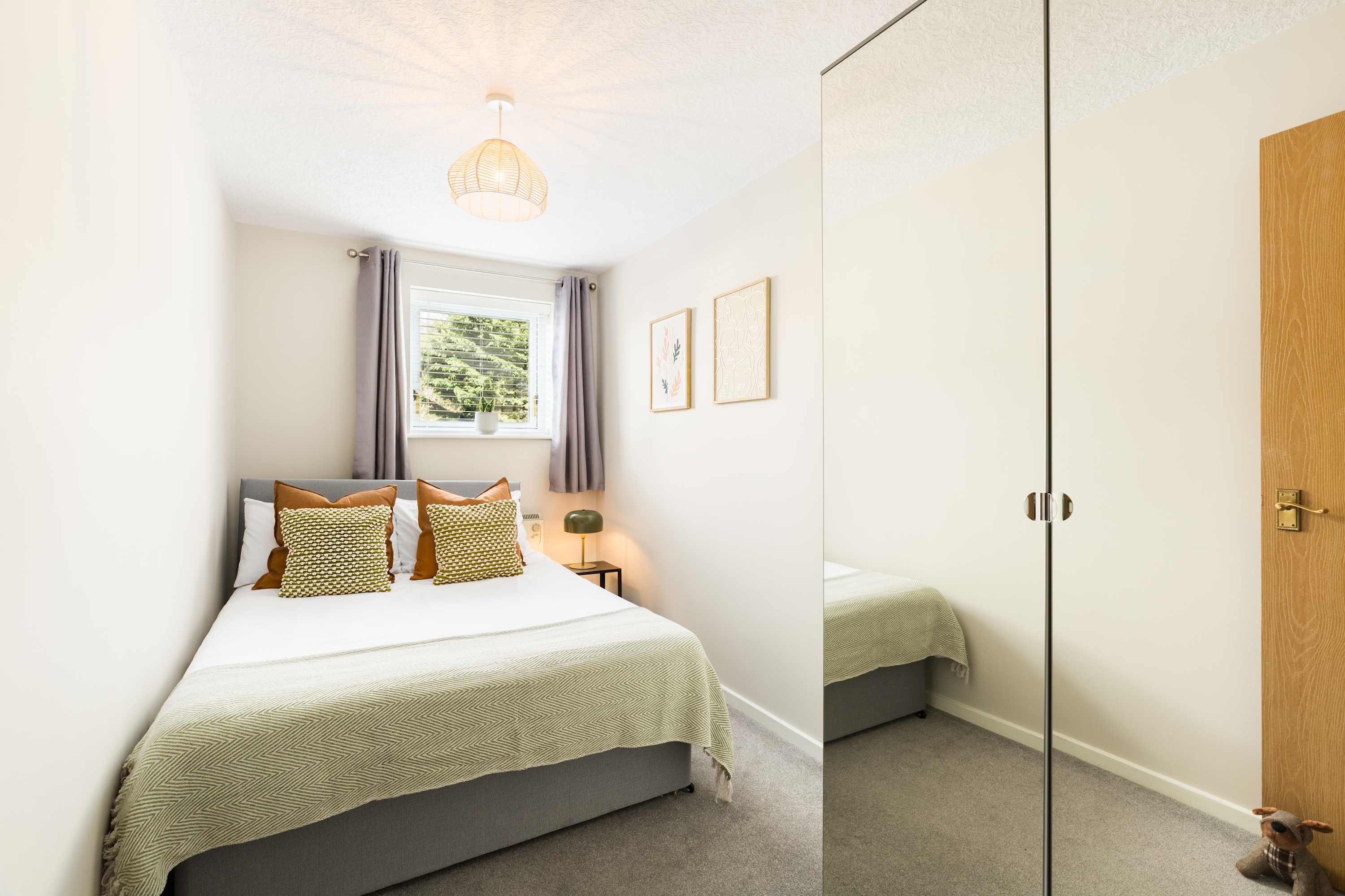 Stylish 2 Bedroom Apartment Close to Royal Leamington Spa Centre with WiFi, Free Parking and Fully Equipped Kitchen in Chestnut Court, 4 Guys Cliffe Avenue CV32 6LY - Property image 5 - VivreStays