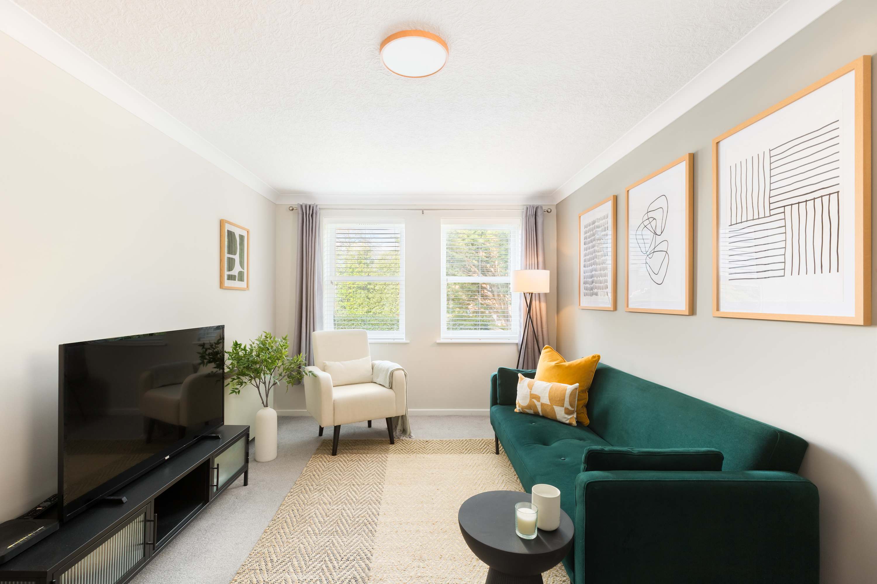 Stylish 2 Bedroom Apartment Close to Royal Leamington Spa Centre with WiFi, Free Parking and Fully Equipped Kitchen in Chestnut Court, 4 Guys Cliffe Avenue CV32 6LY - Property image 2 - VivreStays