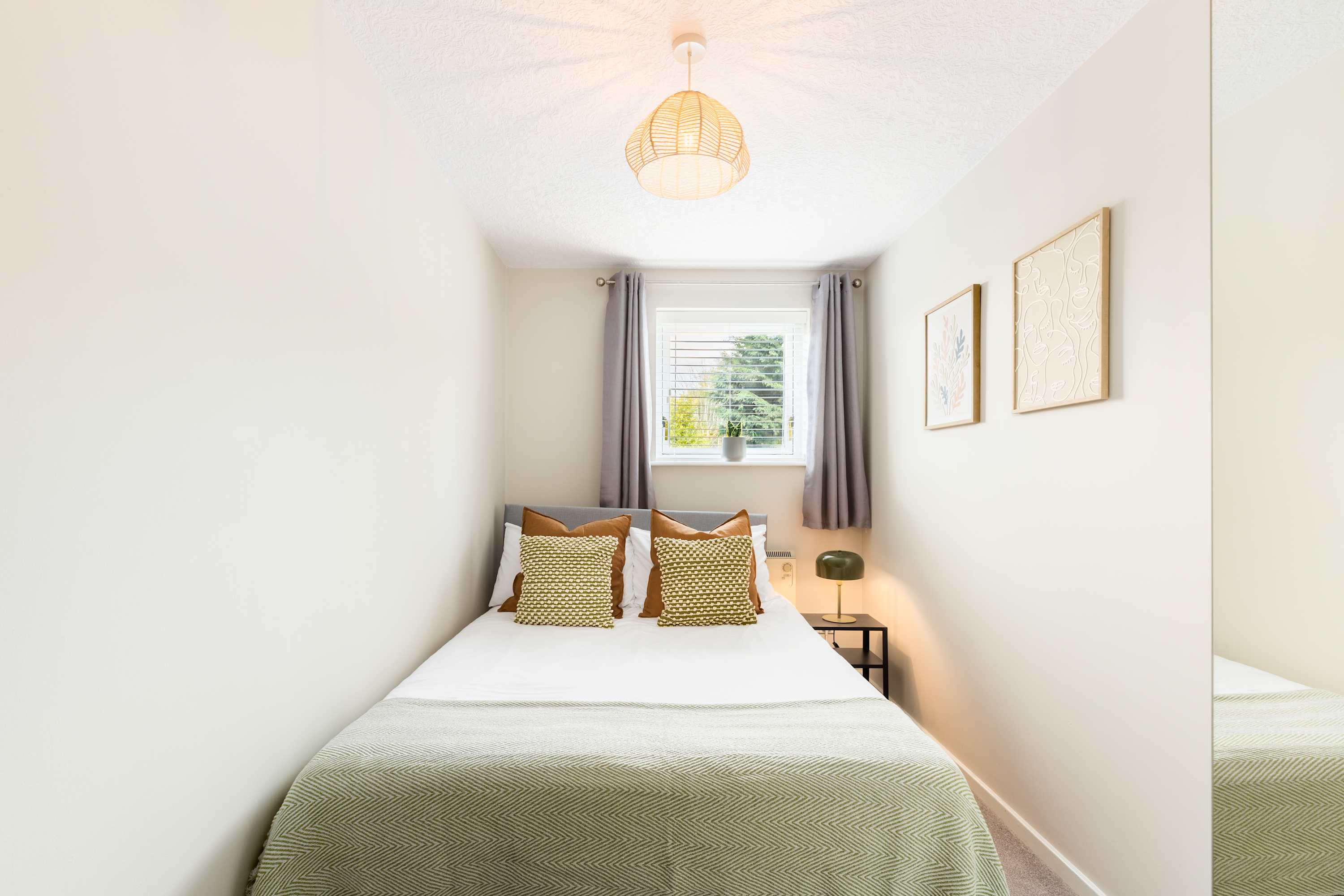Stylish 2 Bedroom Apartment Close to Royal Leamington Spa Centre with WiFi, Free Parking and Fully Equipped Kitchen in Chestnut Court, 4 Guys Cliffe Avenue CV32 6LY - Property image 13 - VivreStays