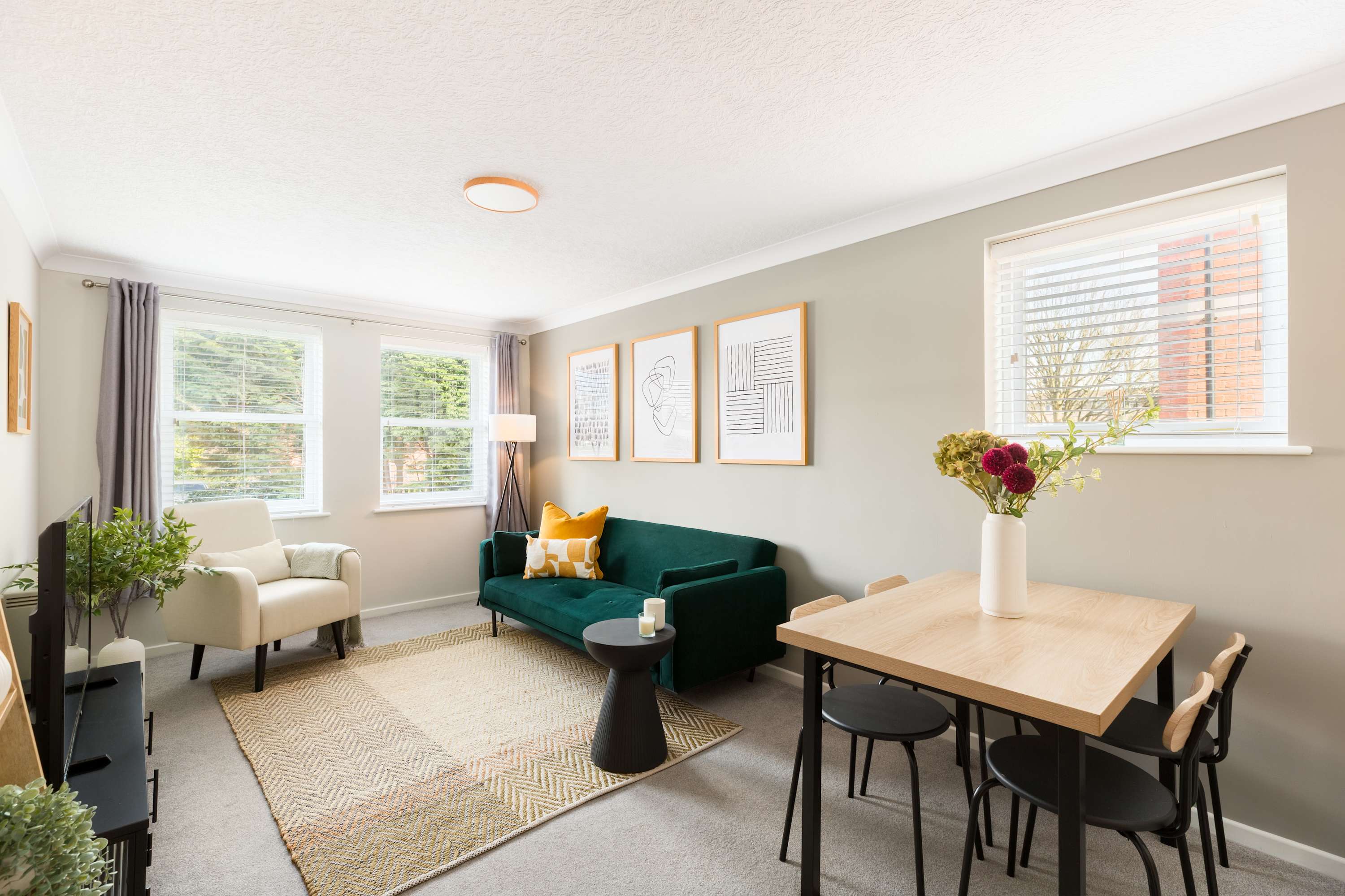 Stylish 2 Bedroom Apartment Close to Royal Leamington Spa Centre with WiFi, Free Parking and Fully Equipped Kitchen in Chestnut Court, 4 Guys Cliffe Avenue CV32 6LY - Property image 6 - VivreStays