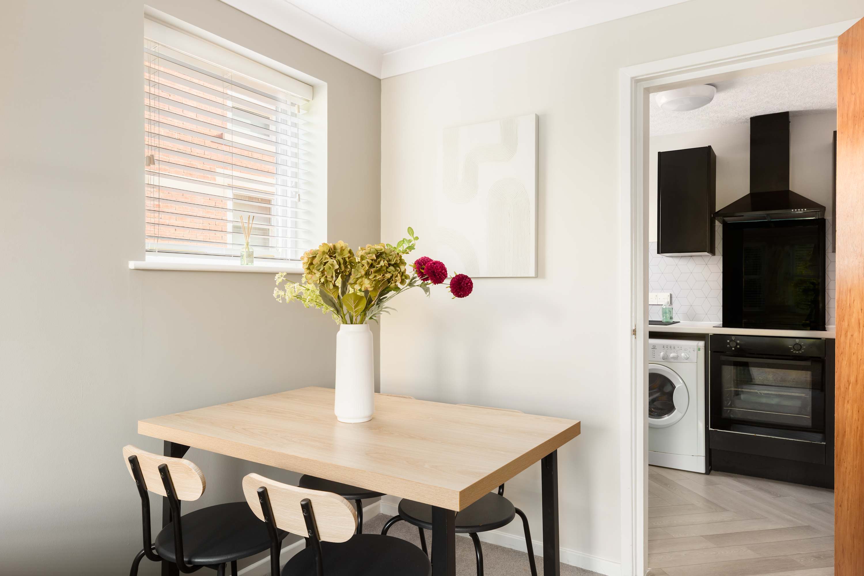 Stylish 2 Bedroom Apartment Close to Royal Leamington Spa Centre with WiFi, Free Parking and Fully Equipped Kitchen in Chestnut Court, 4 Guys Cliffe Avenue CV32 6LY - Property image 7 - VivreStays