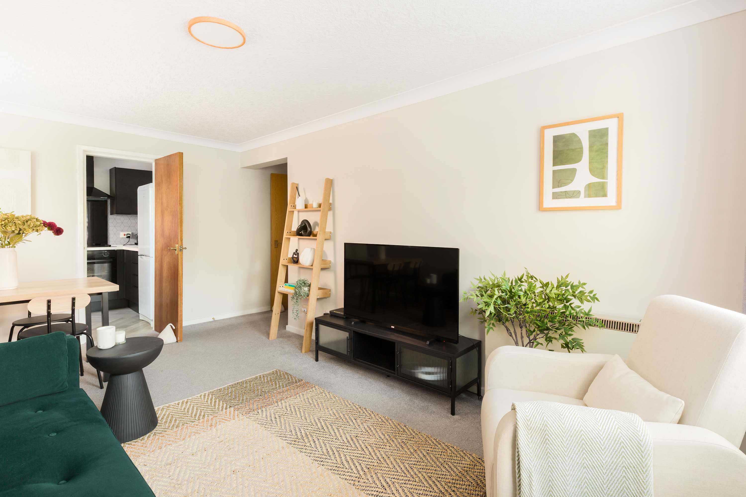 Stylish 2 Bedroom Apartment Close to Royal Leamington Spa Centre with WiFi, Free Parking and Fully Equipped Kitchen in Chestnut Court, 4 Guys Cliffe Avenue CV32 6LY - Property image 16 - VivreStays