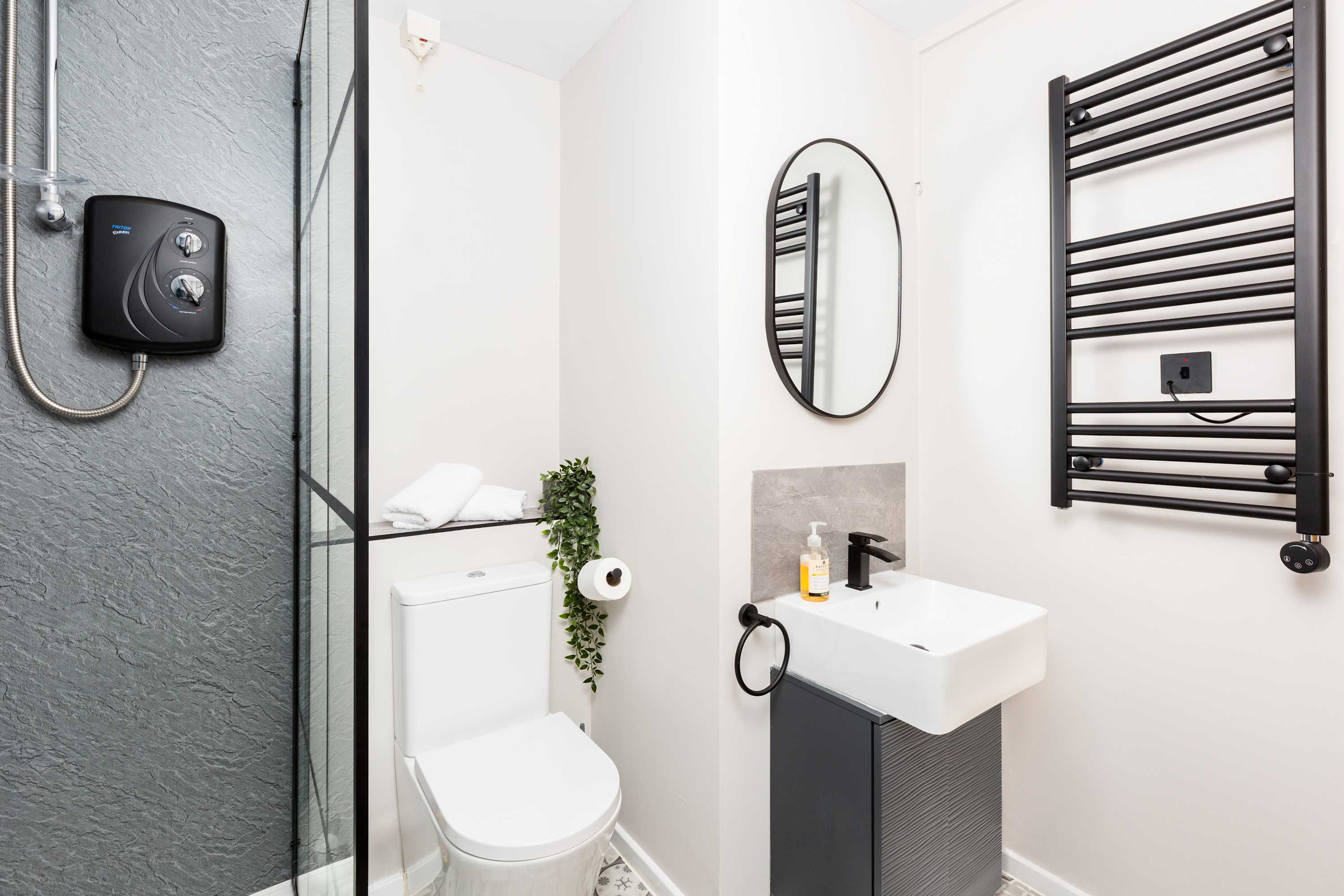 Stylish 2 Bedroom Apartment Close to Royal Leamington Spa Centre with WiFi, Free Parking and Fully Equipped Kitchen in Chestnut Court, 4 Guys Cliffe Avenue CV32 6LY - Property image 10 - VivreStays