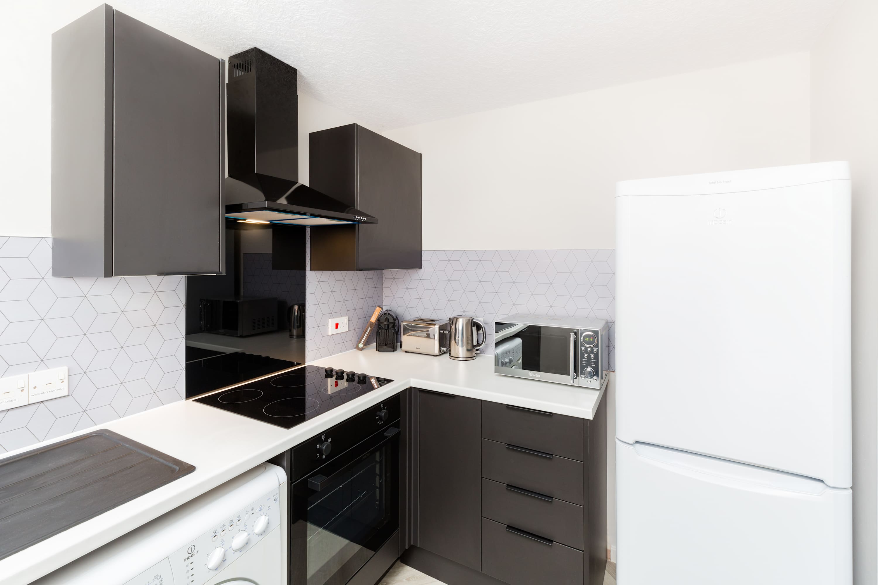 Stylish 2 Bedroom Apartment Close to Royal Leamington Spa Centre with WiFi, Free Parking and Fully Equipped Kitchen in Chestnut Court, 4 Guys Cliffe Avenue CV32 6LY - Property image 11 - VivreStays