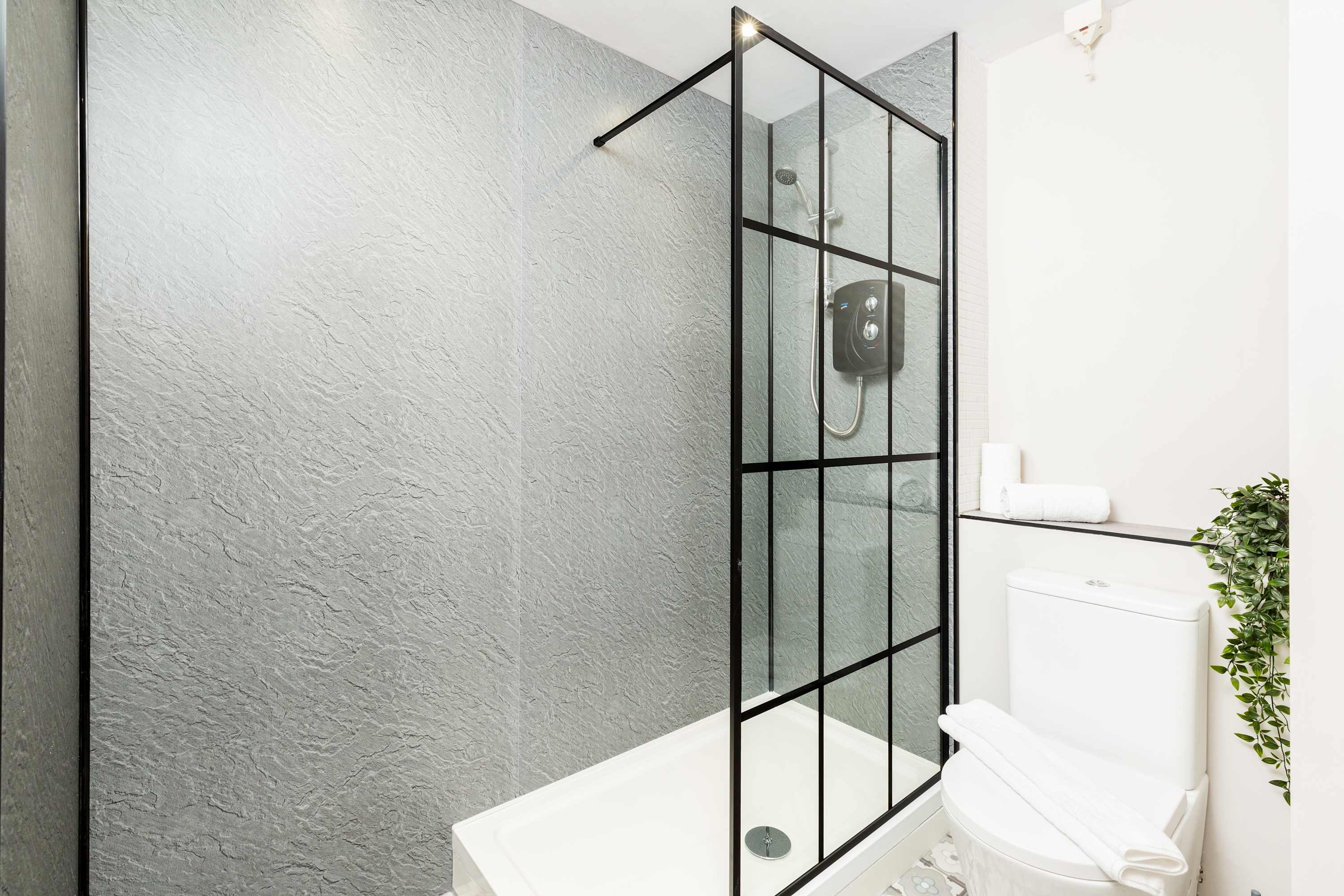 Stylish 2 Bedroom Apartment Close to Royal Leamington Spa Centre with WiFi, Free Parking and Fully Equipped Kitchen in Chestnut Court, 4 Guys Cliffe Avenue CV32 6LY - Property image 17 - VivreStays