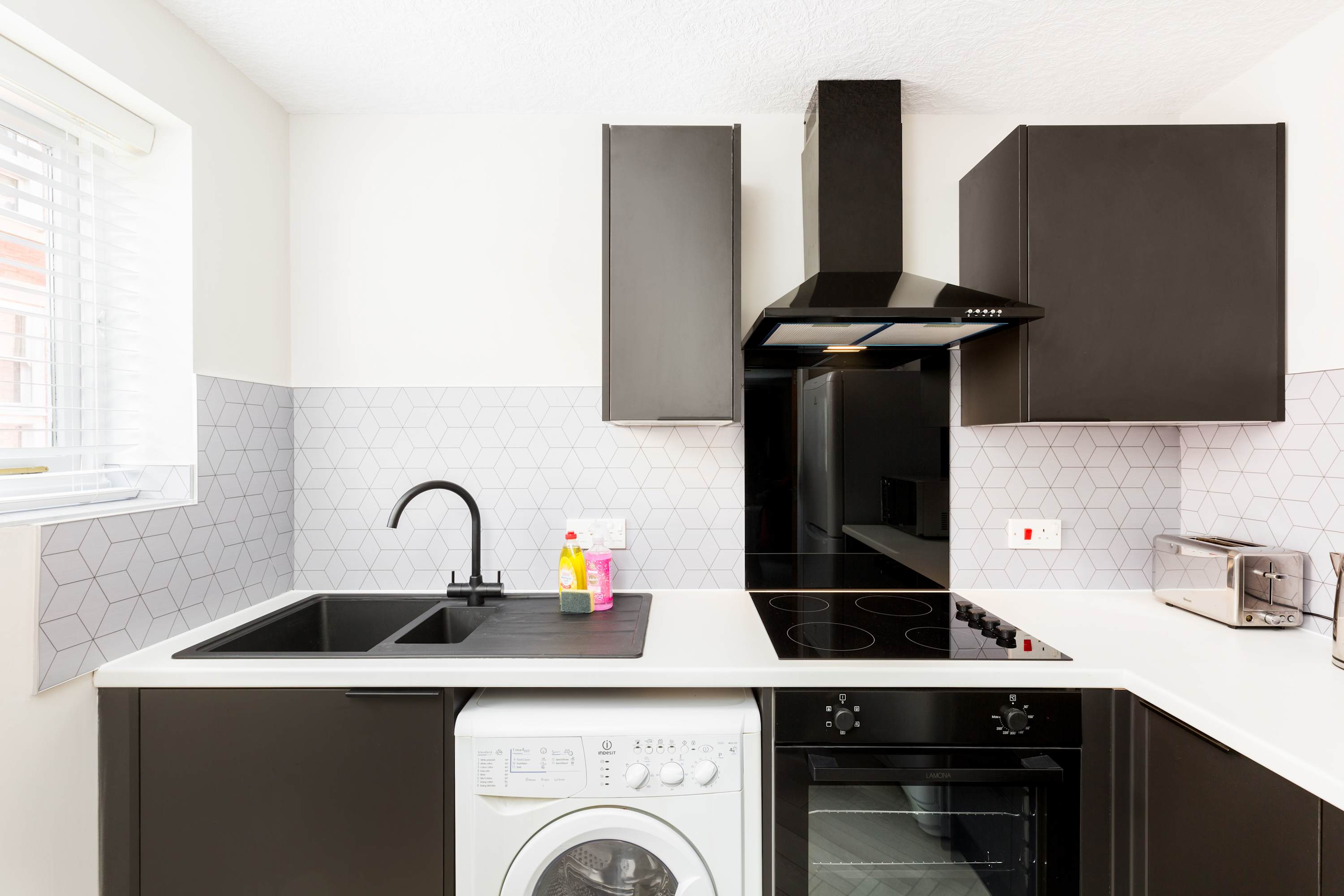 Stylish 2 Bedroom Apartment Close to Royal Leamington Spa Centre with WiFi, Free Parking and Fully Equipped Kitchen in Chestnut Court, 4 Guys Cliffe Avenue CV32 6LY - Property image 8 - VivreStays