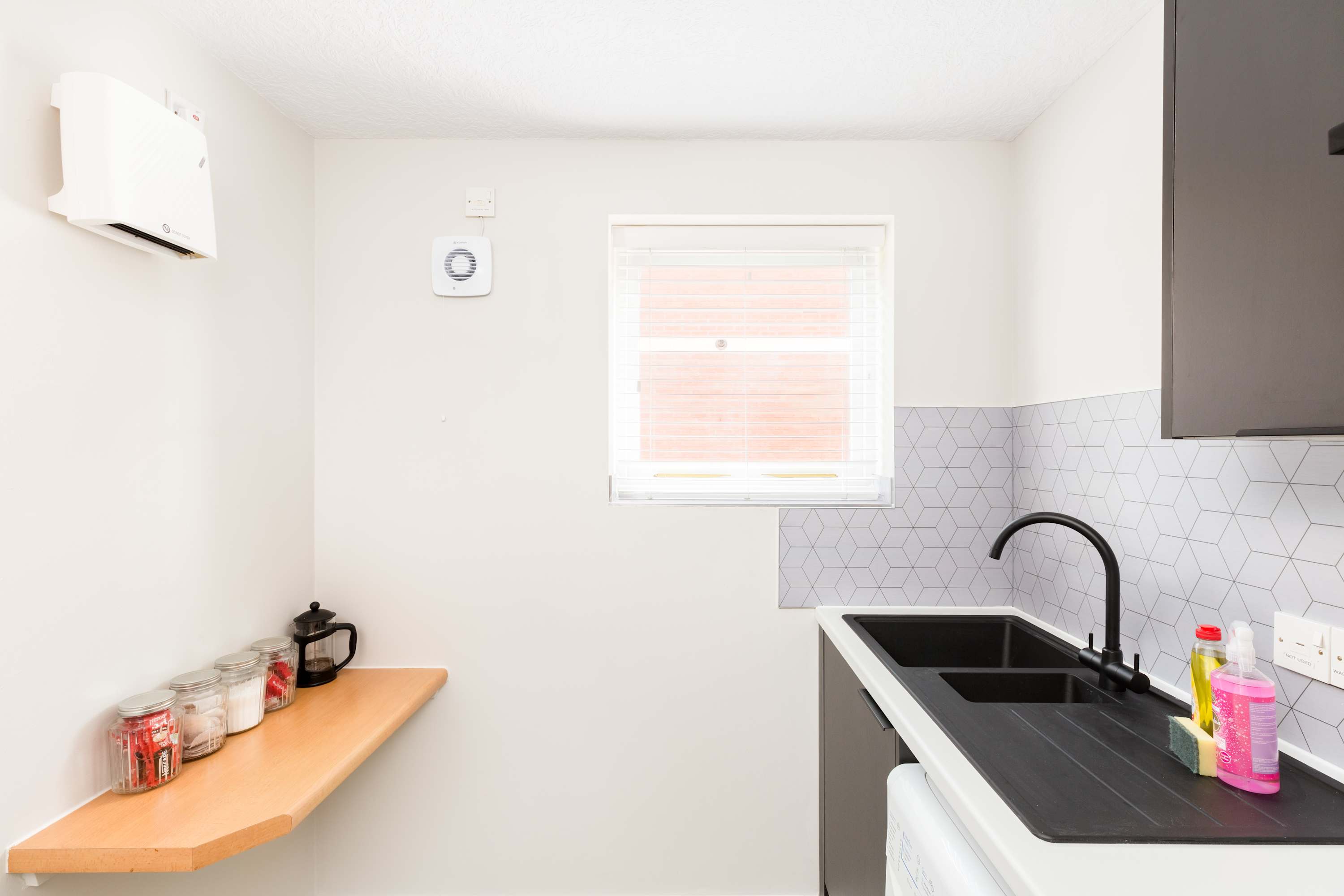 Stylish 2 Bedroom Apartment Close to Royal Leamington Spa Centre with WiFi, Free Parking and Fully Equipped Kitchen in Chestnut Court, 4 Guys Cliffe Avenue CV32 6LY - Property image 24 - VivreStays