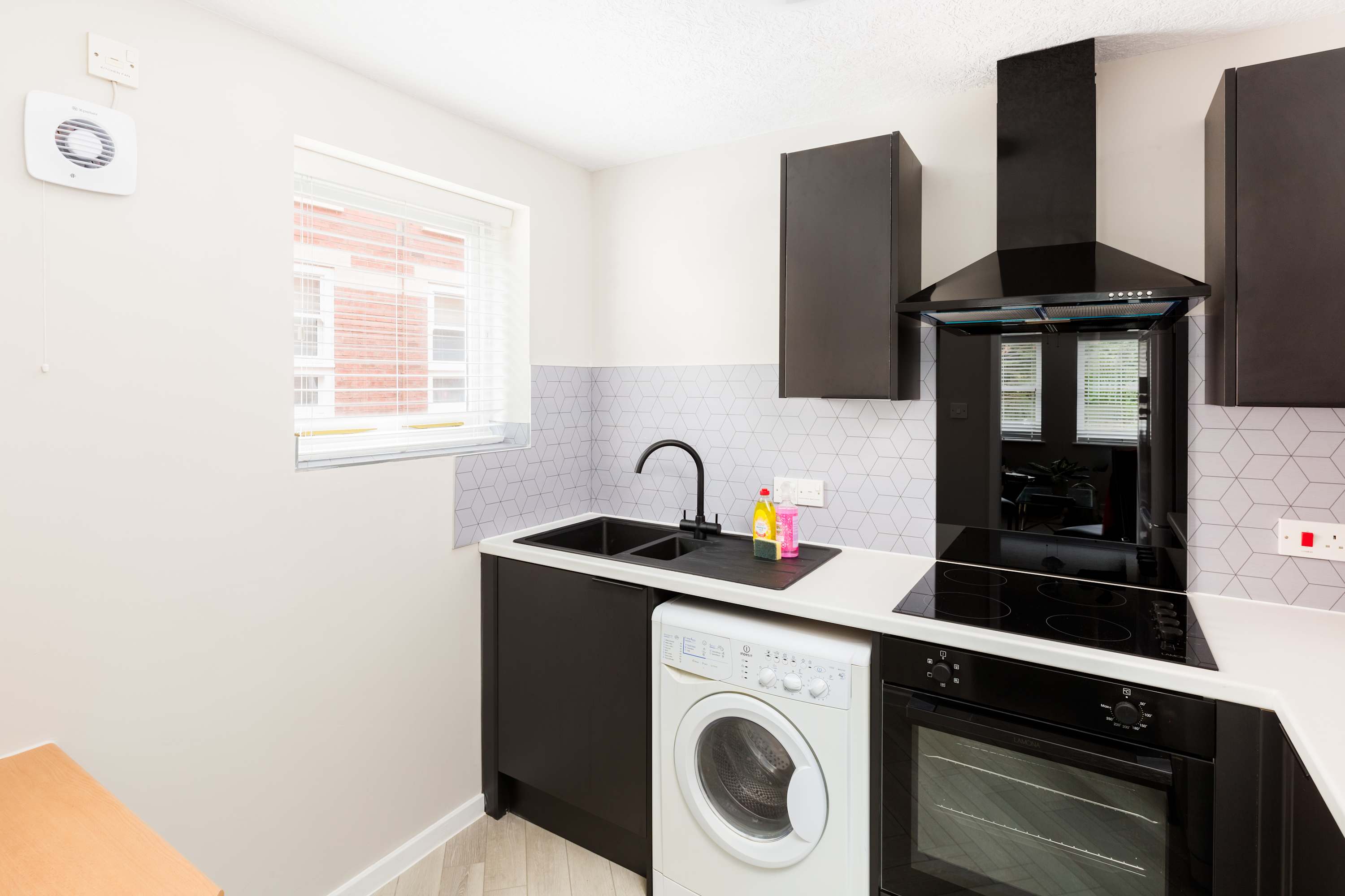 Stylish 2 Bedroom Apartment Close to Royal Leamington Spa Centre with WiFi, Free Parking and Fully Equipped Kitchen in Chestnut Court, 4 Guys Cliffe Avenue CV32 6LY - Property image 32 - VivreStays