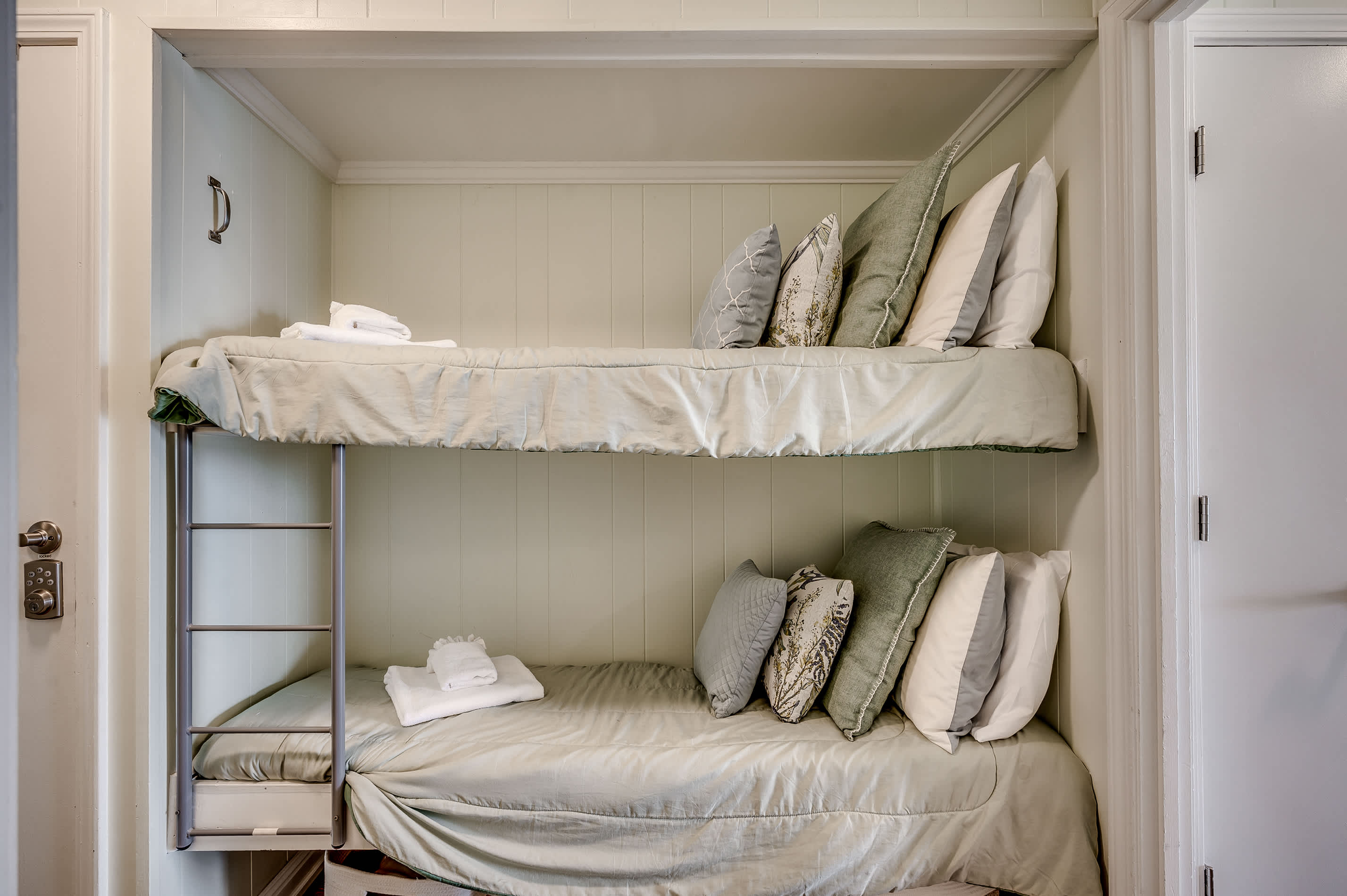 Drifty Daze Oceanfront Suite w Pool