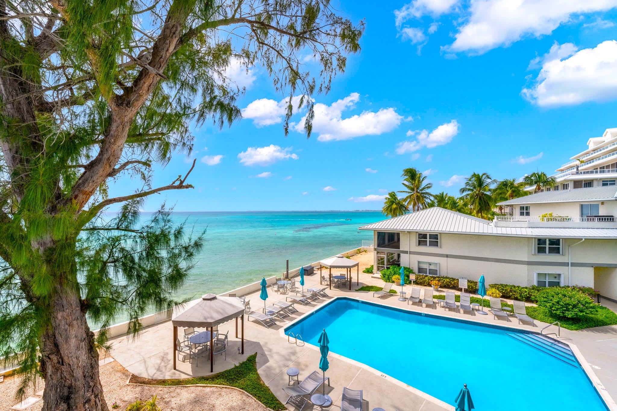 Beautiful 3 Bdr Oceanfront 7 Mile Beach Condo — Seven Mile Beach, George Town — vacation rental