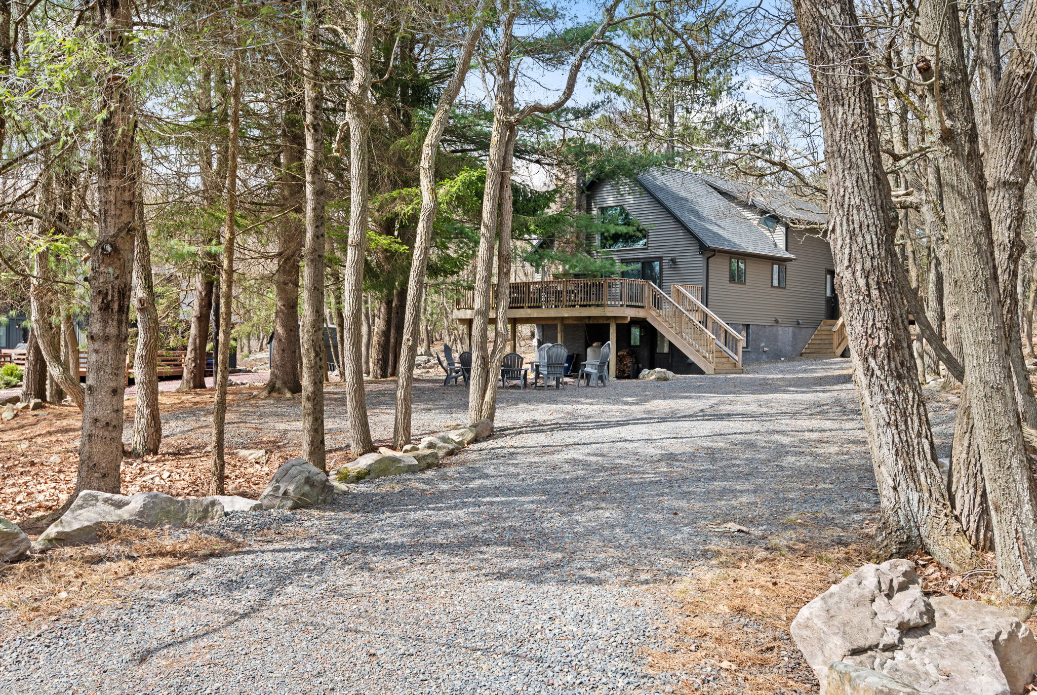 Private Wooded Escape
Nestled among the trees with a wide gravel driveway, this peaceful retreat welcomes you the moment you arrive.