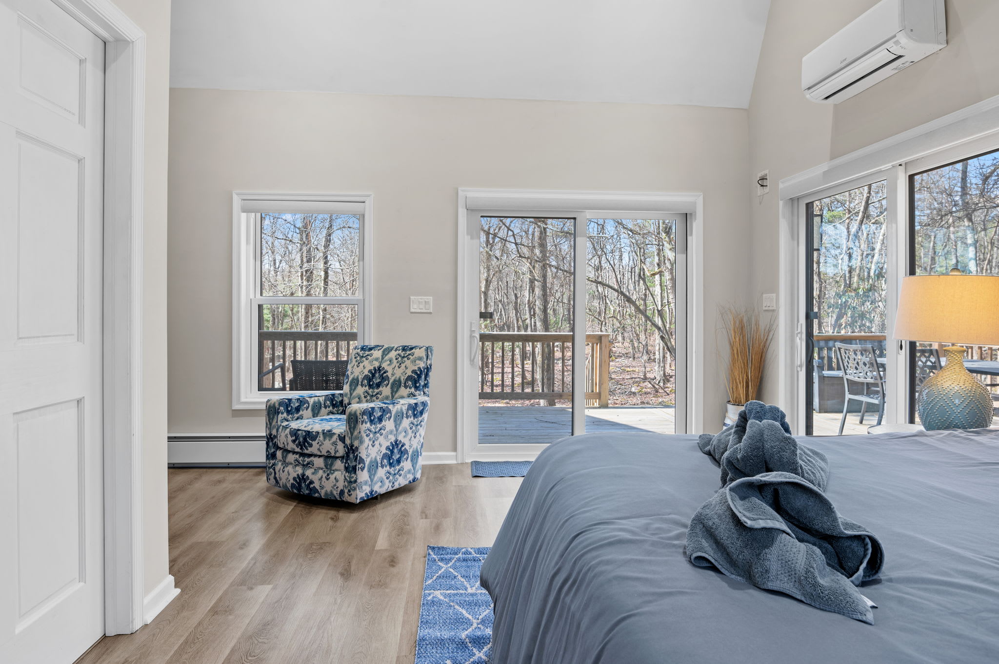 Airy and Inviting Setup
Vaulted ceilings and soft lighting bring a fresh and open feel to this serene bedroom escape.