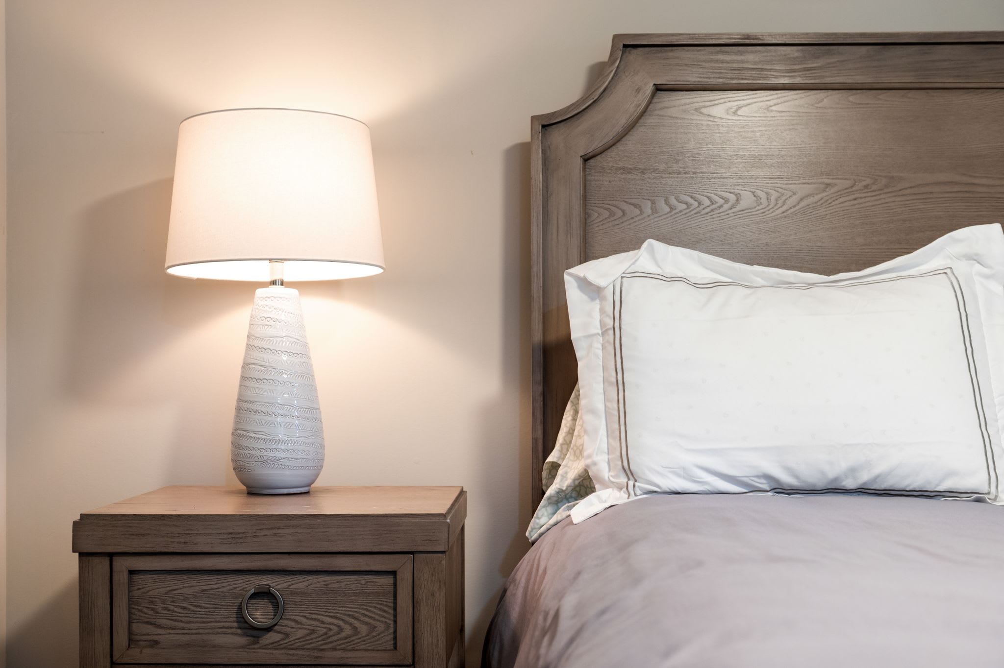 Simple and Soothing Touches
Soft lighting and warm wood accents give this space a gentle, peaceful vibe for restful sleep.