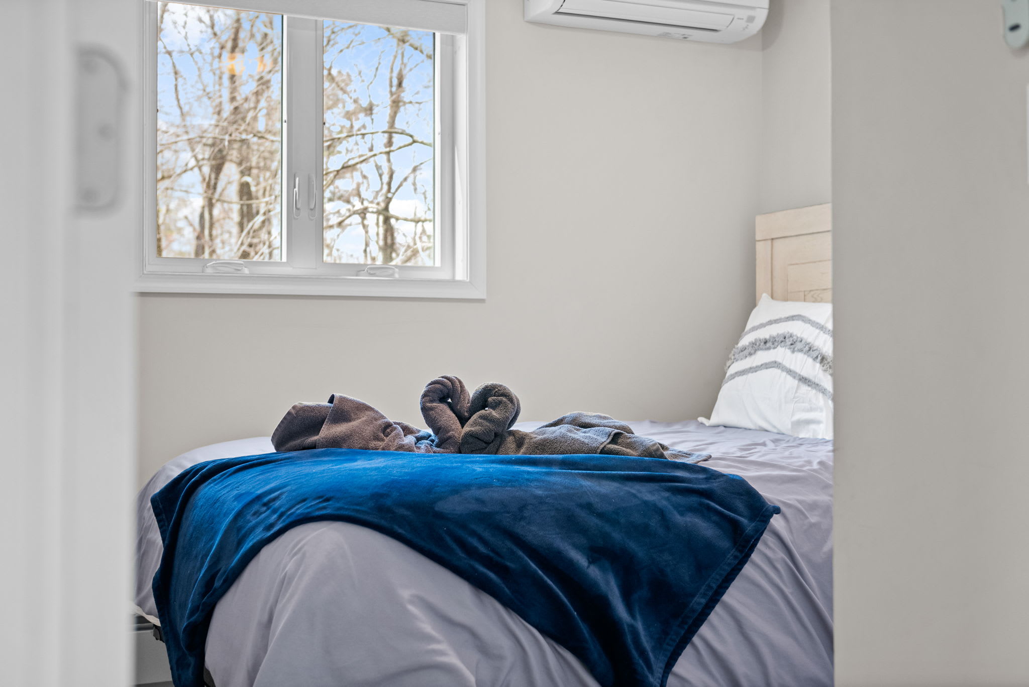 Crisp and Comfy Setup
Bright natural light and cozy textures make this a perfect spot to relax, nap, or catch up on sleep.