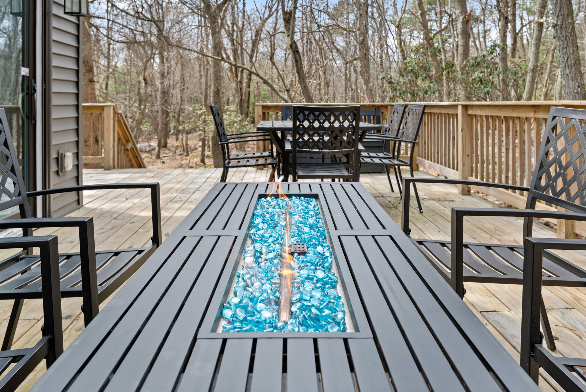 Fire Table Dining
Gather around the fire feature for evening meals or cozy late-night chats under the stars.